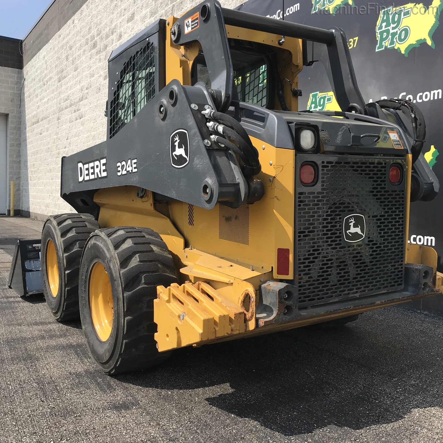 2017 John Deere 324E Image 4