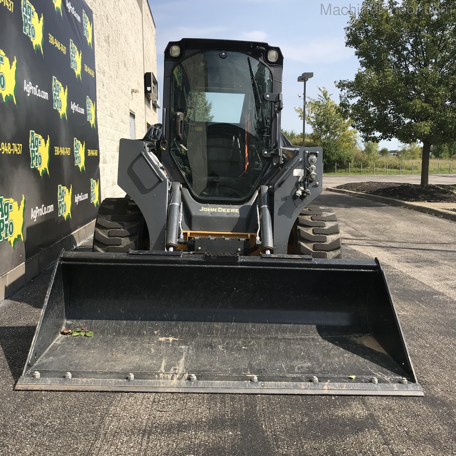 2017 John Deere 324E Image 5