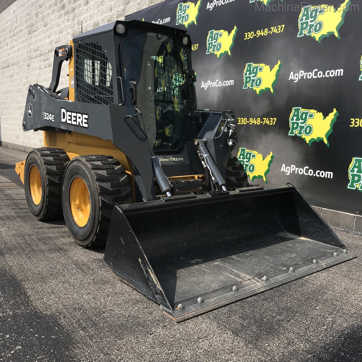 2017 John Deere 324E Image 6