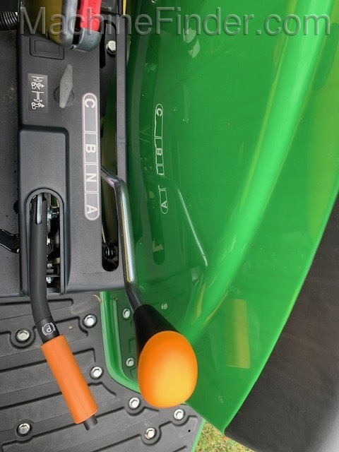 2020 John Deere 4044M Image 9