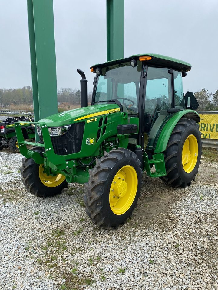 2023 John Deere 5075E Image 2