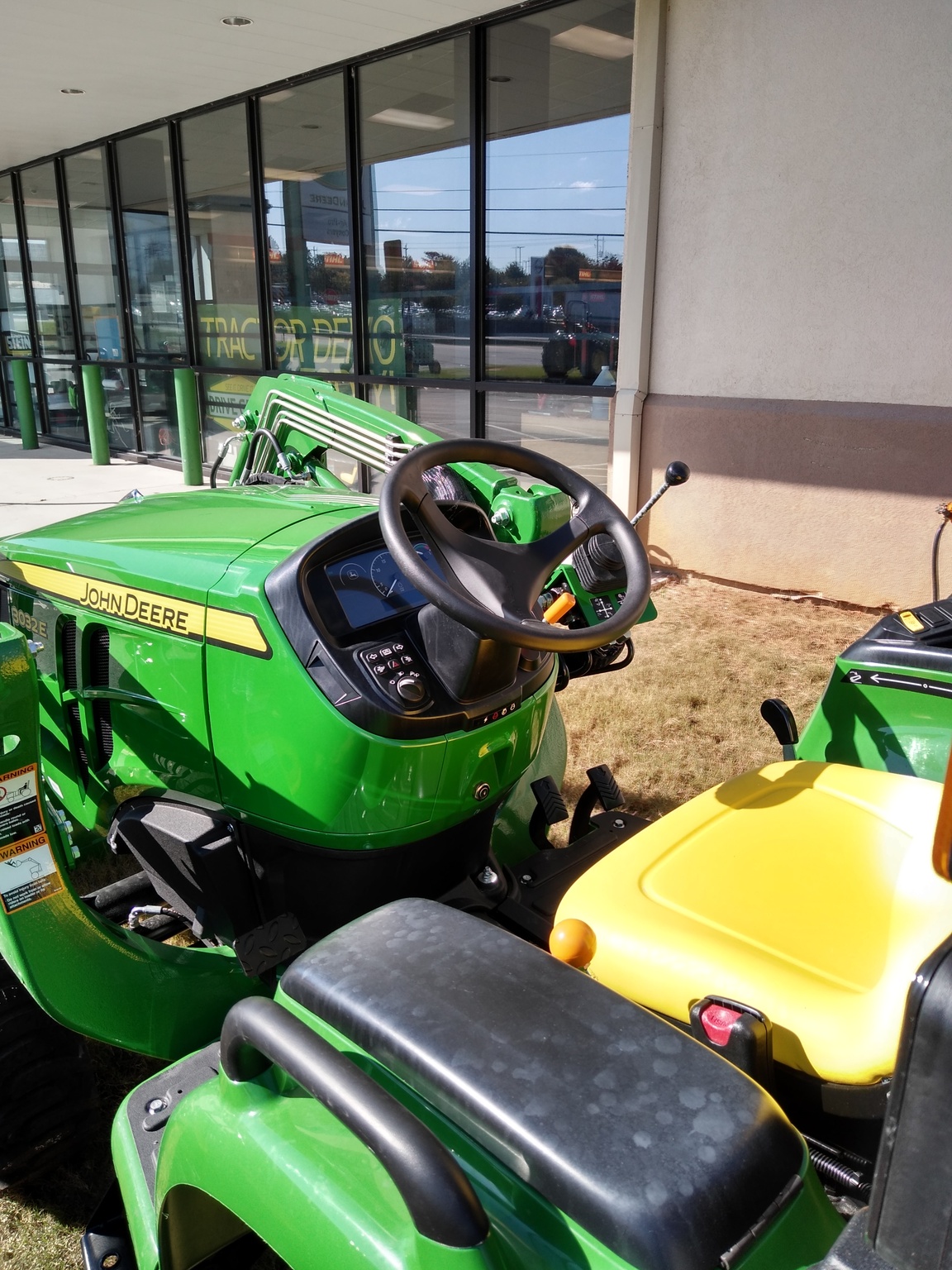 2022 John Deere 3032E Image 5