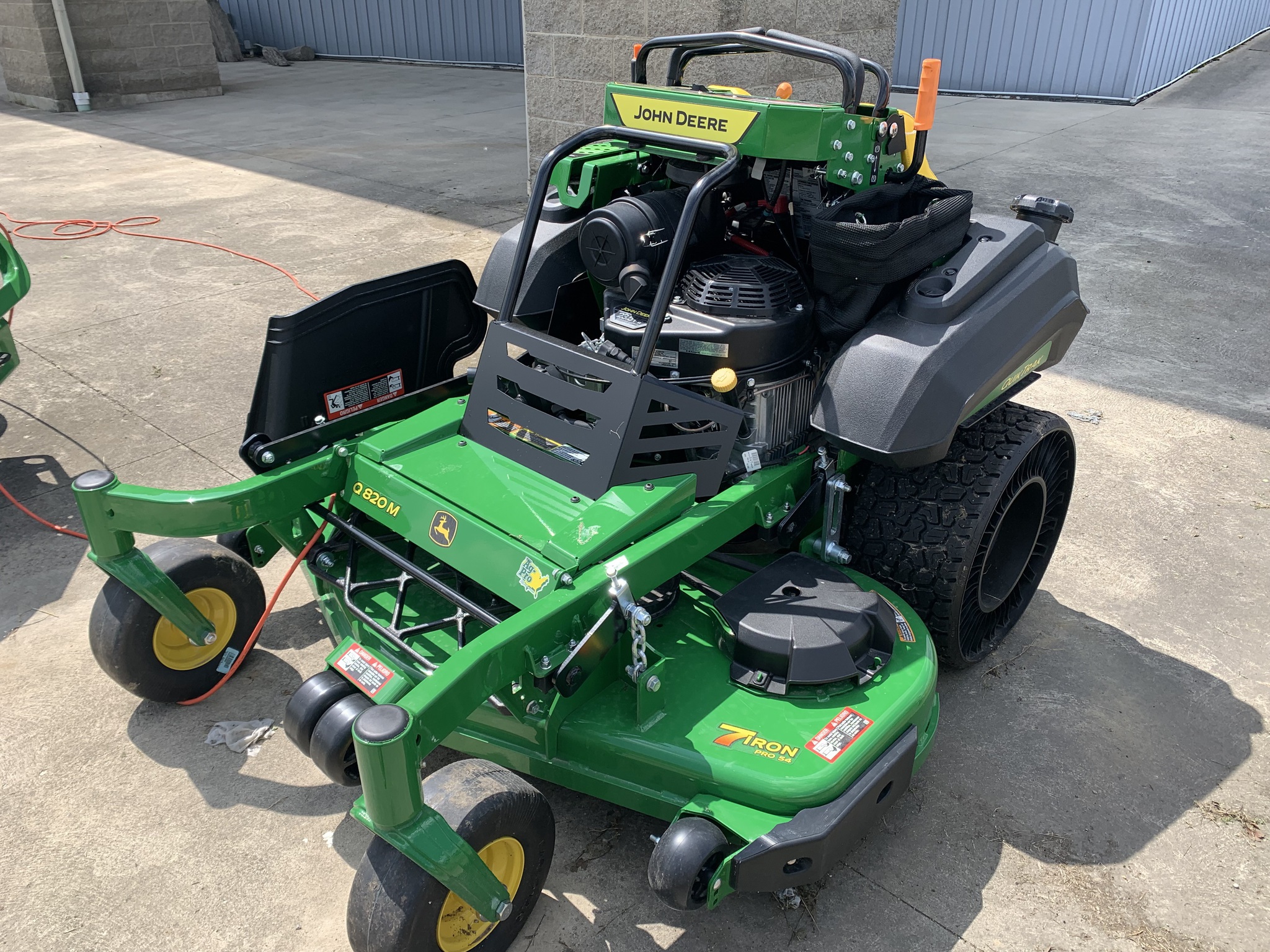 2024 John Deere Q820M Image 2