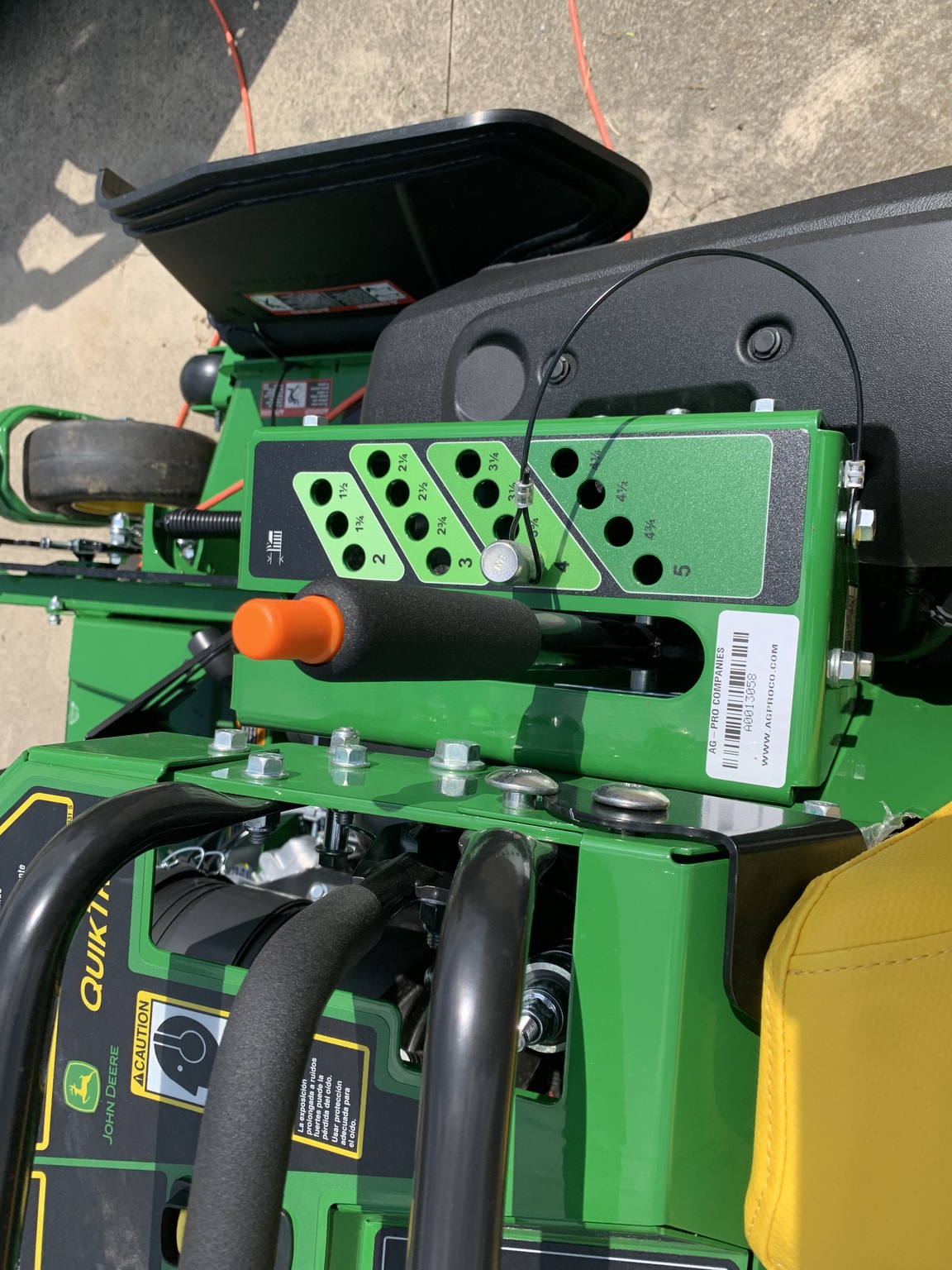 2024 John Deere Q820M Image 9