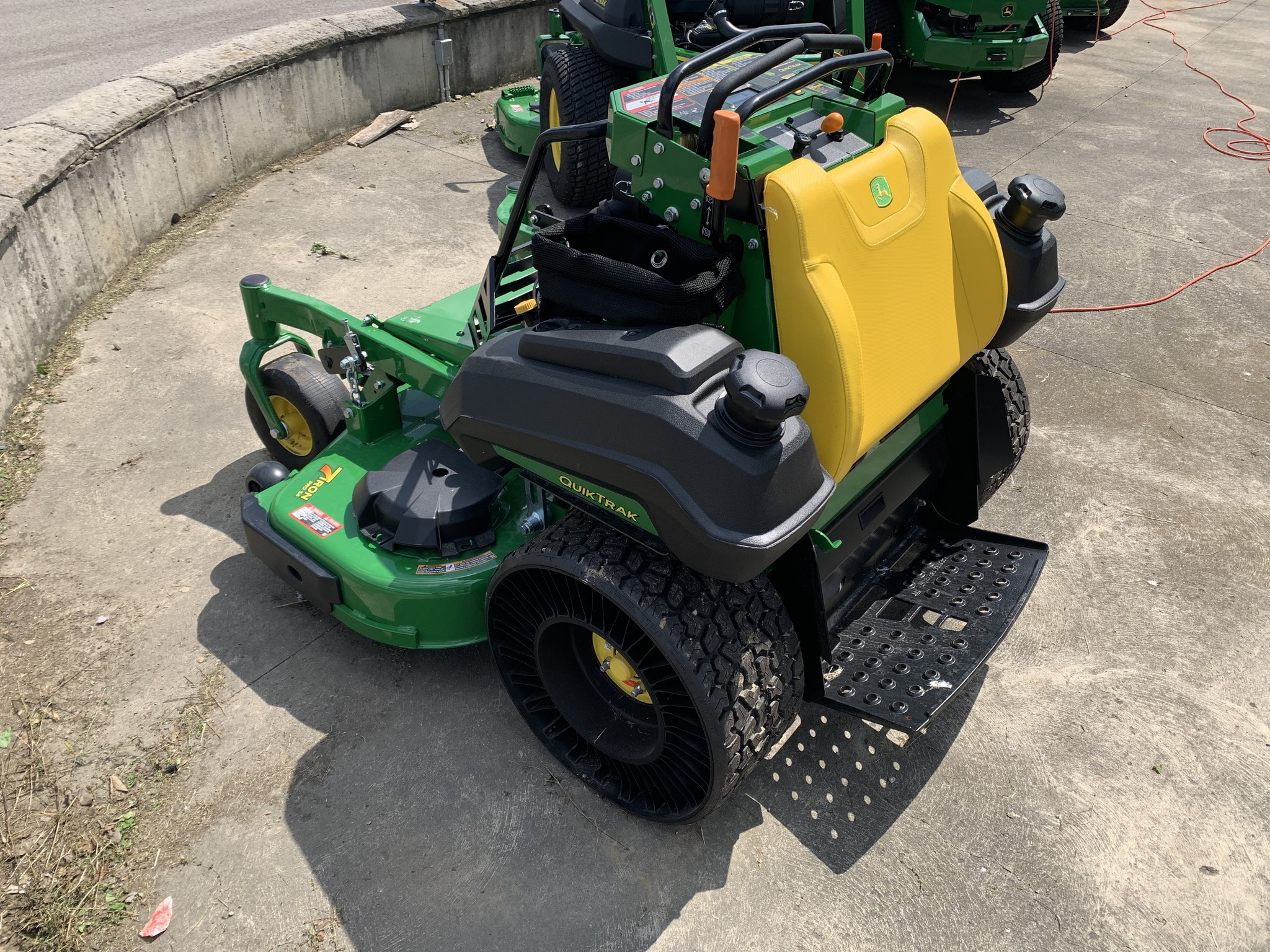 2024 John Deere Q820M Image 5