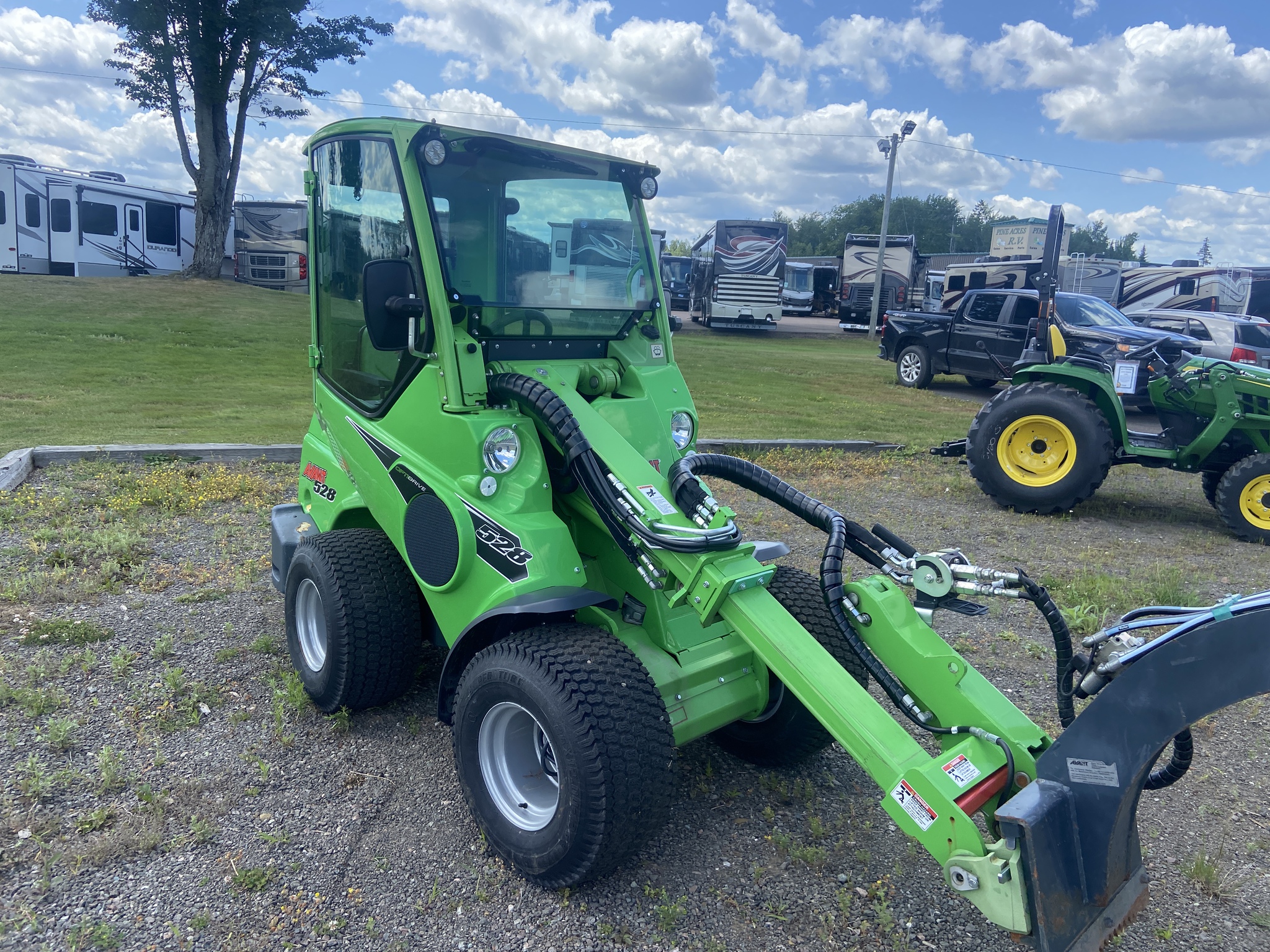 2023 Avant M528 Image 1