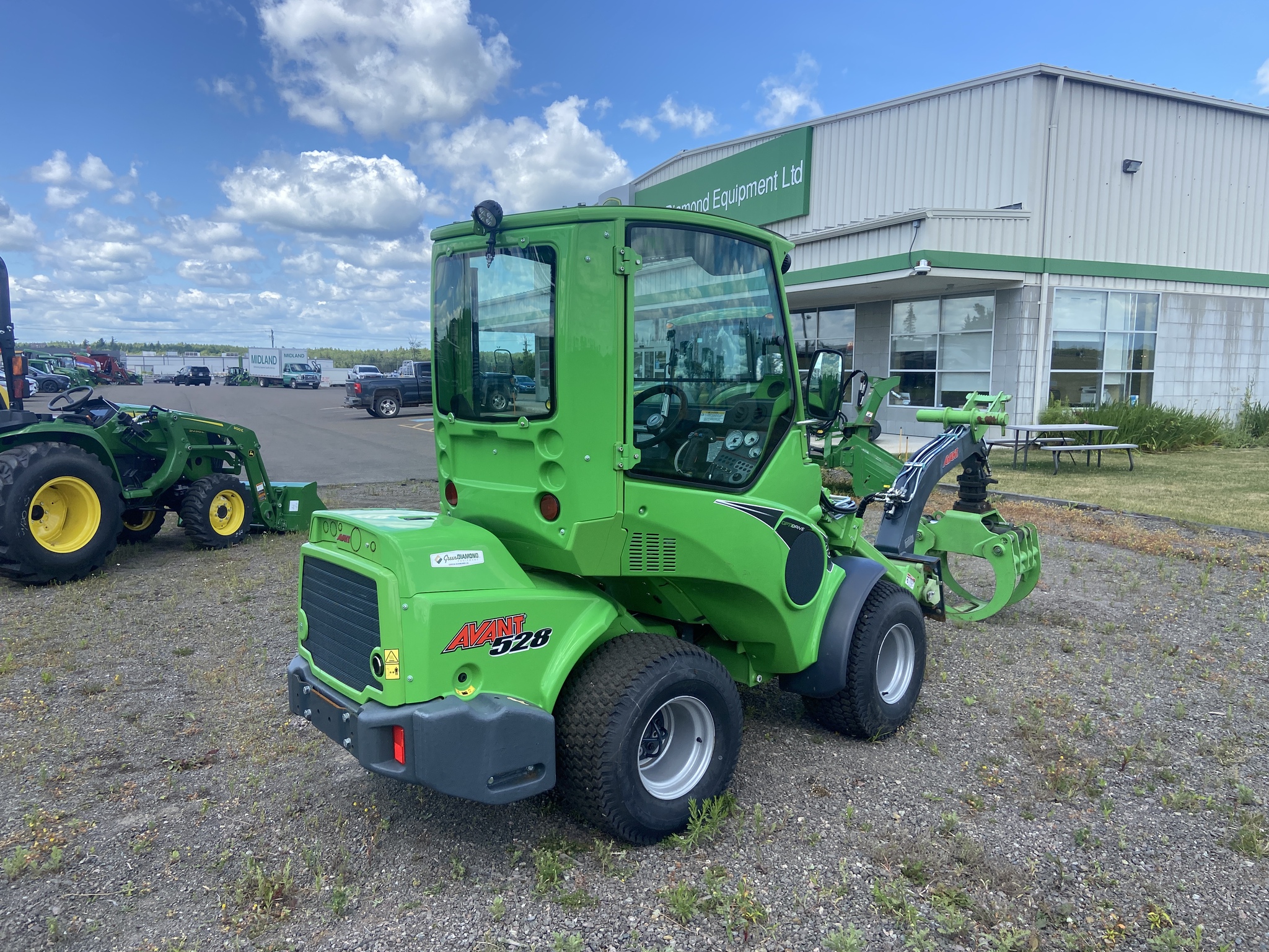 2023 Avant M528 Image 3