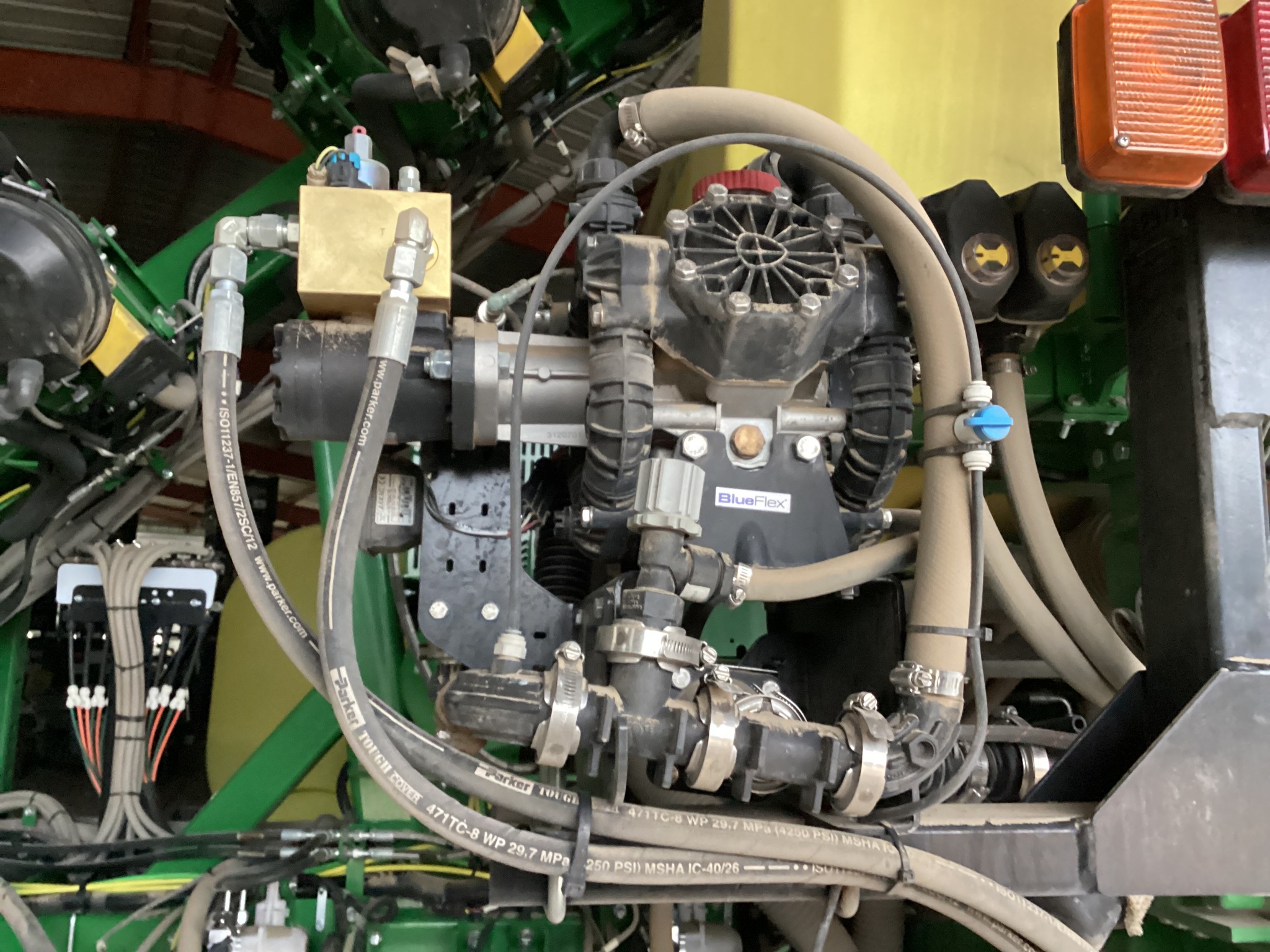 2023 John Deere DR16X Image 24