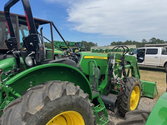 2022 John Deere 5075M Image 3