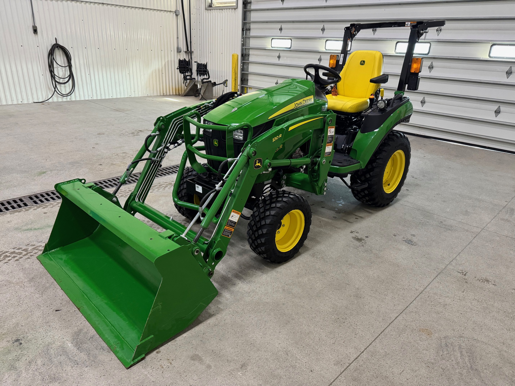 2024 John Deere 2025R Image 1