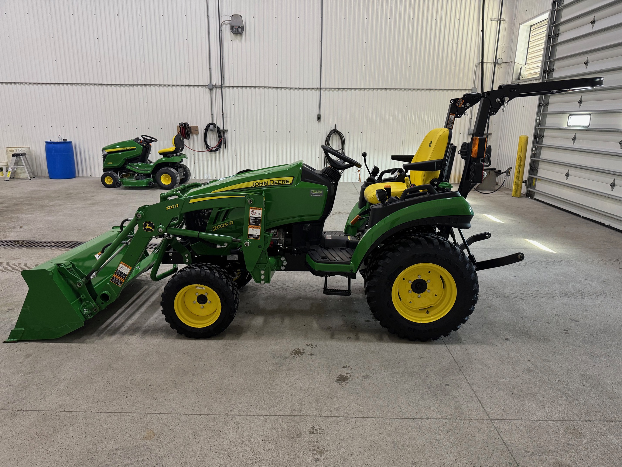 2024 John Deere 2025R Image 2