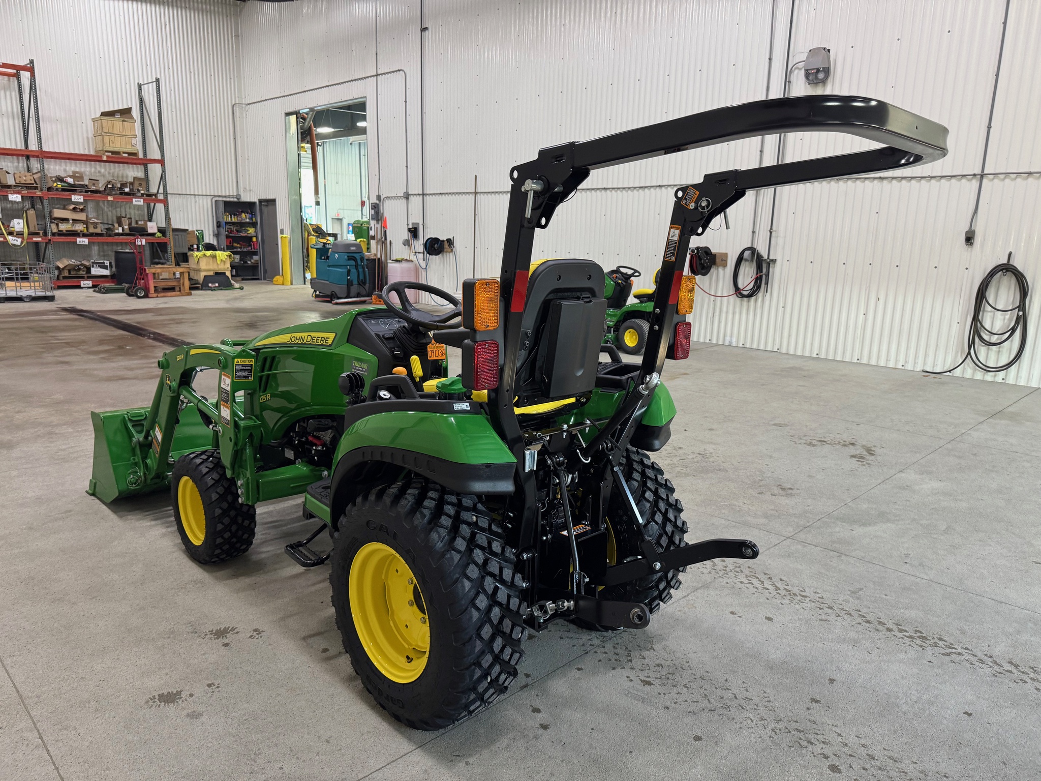 2024 John Deere 2025R Image 3