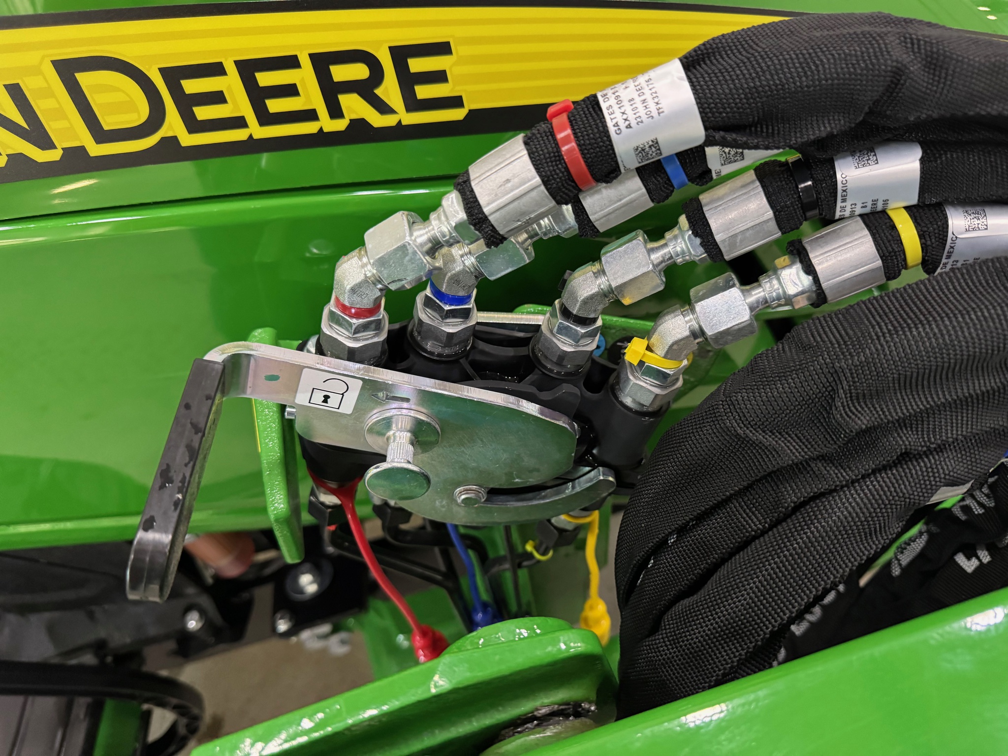 2024 John Deere 2025R Image 8