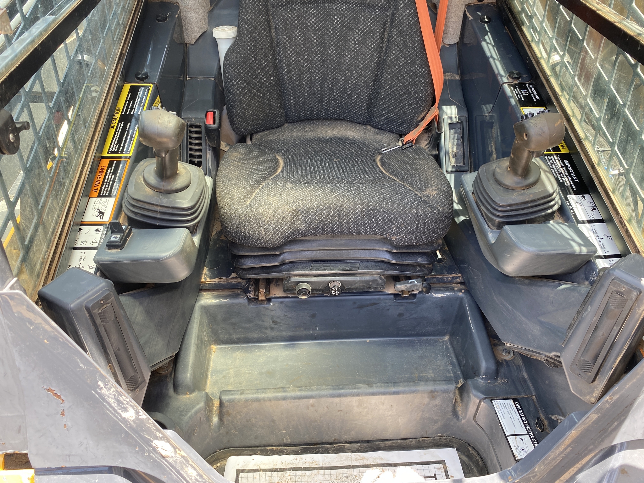 2018 John Deere 333G Image 8
