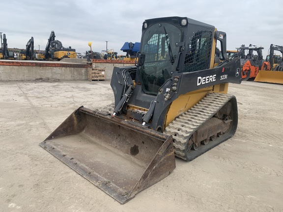 Photo of a 2015 John Deere 323E