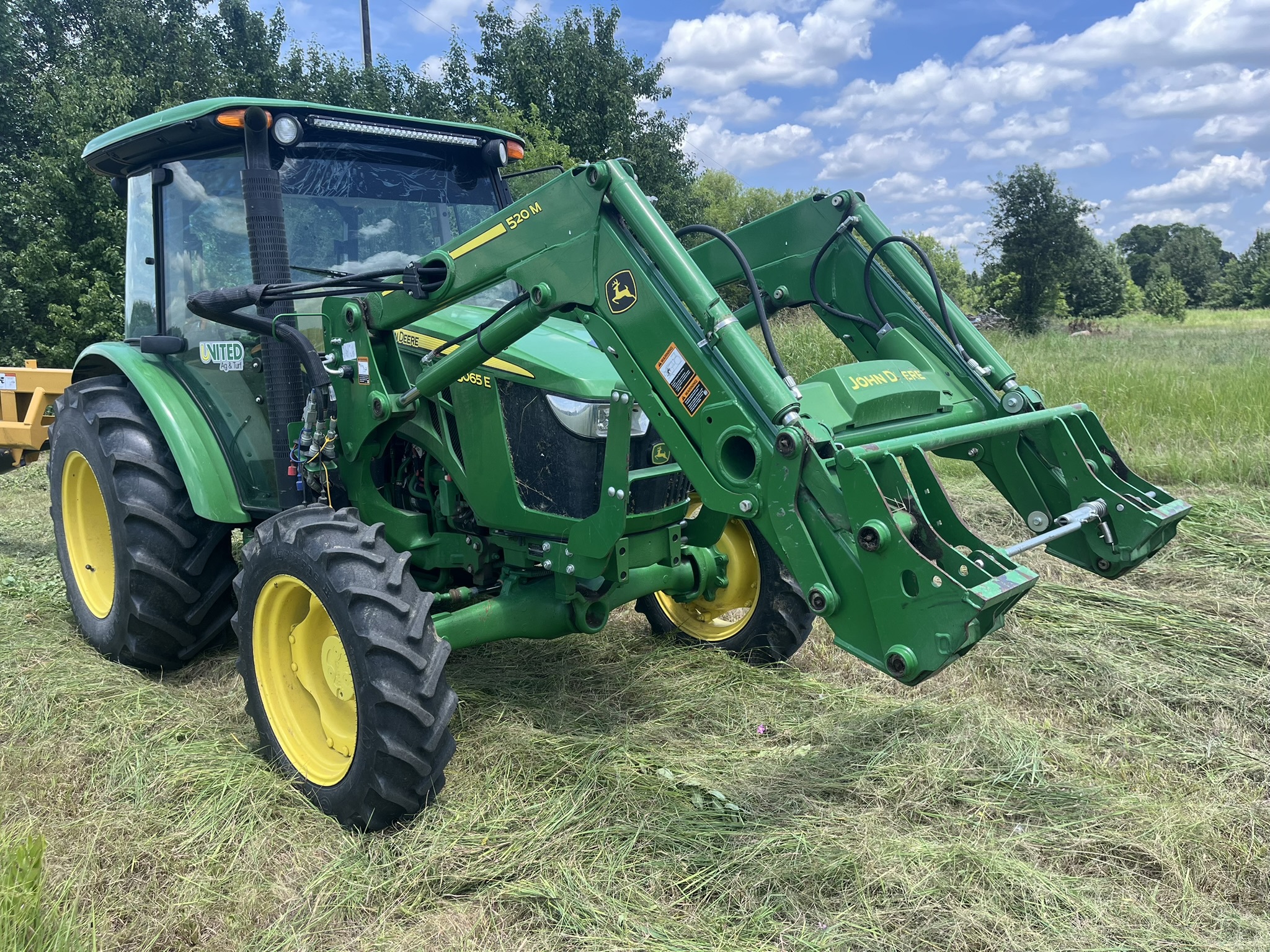 2022 John Deere 5065E Image 3