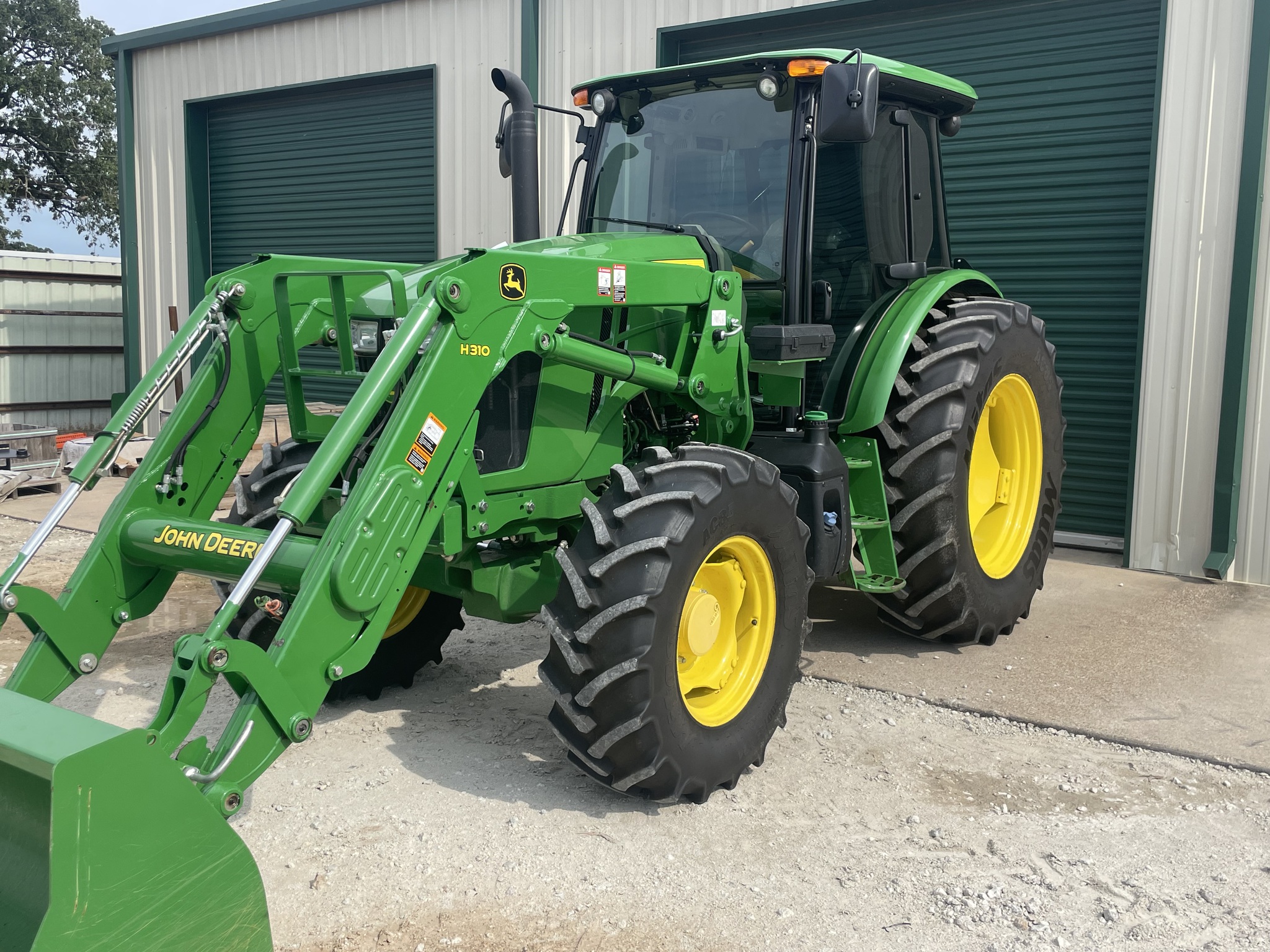 2022 John Deere 6105E Image 3