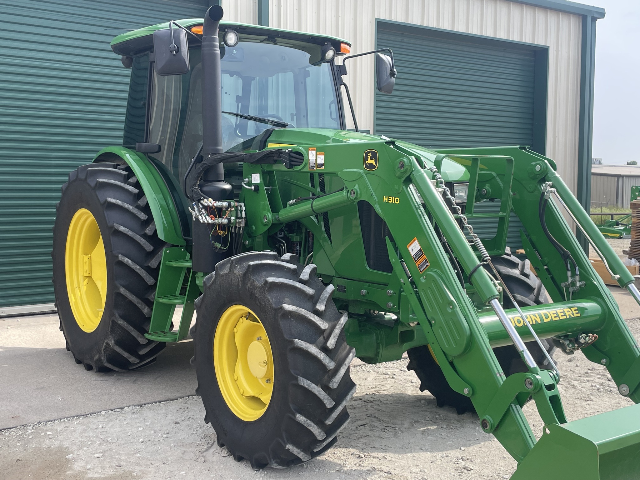 2022 John Deere 6105E Image 4
