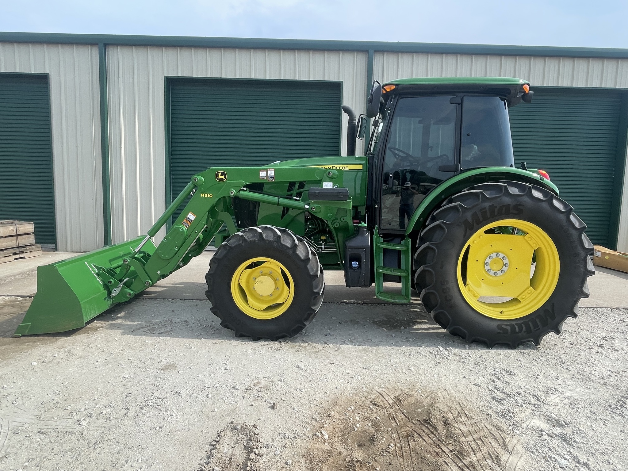 2022 John Deere 6105E Image 1