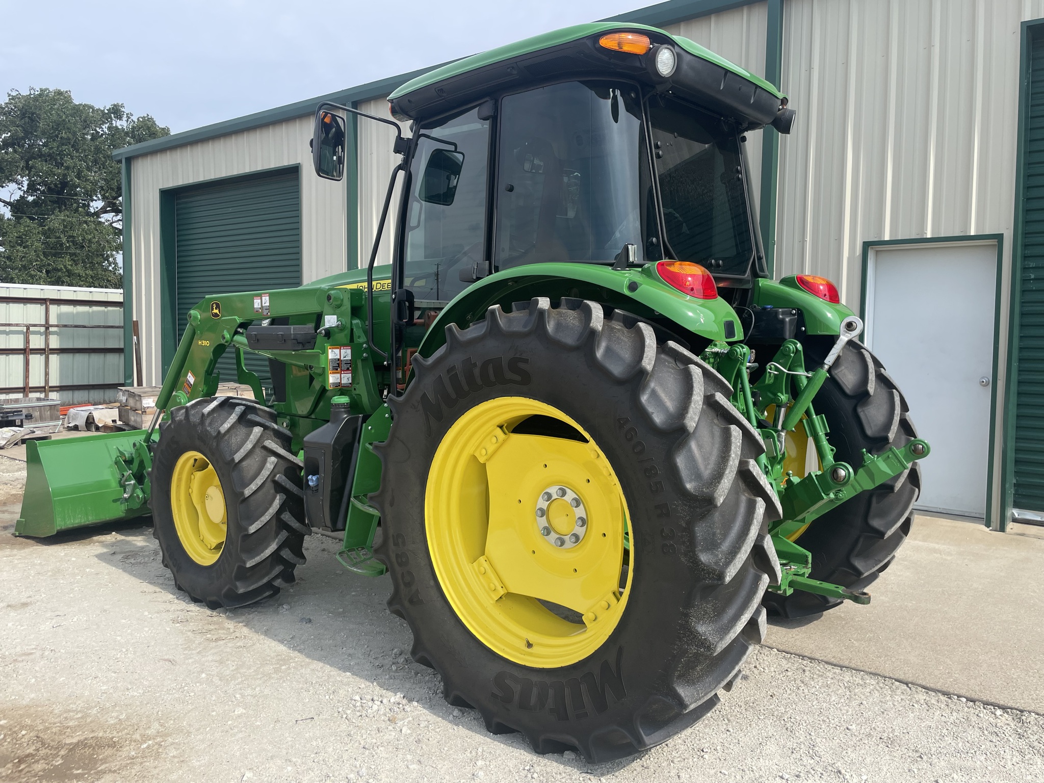 2022 John Deere 6105E Image 5
