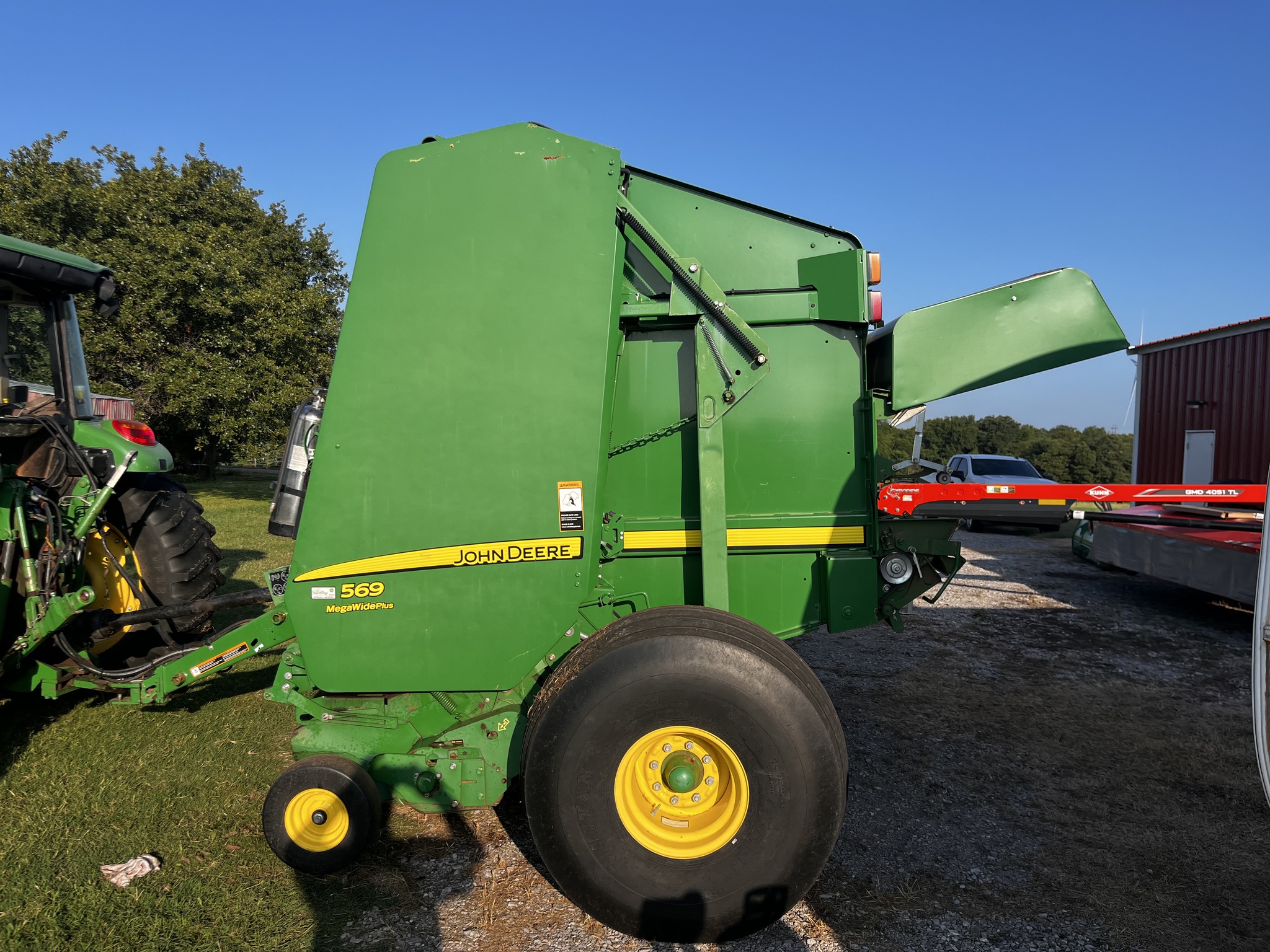 2015 John Deere 569 Image 2