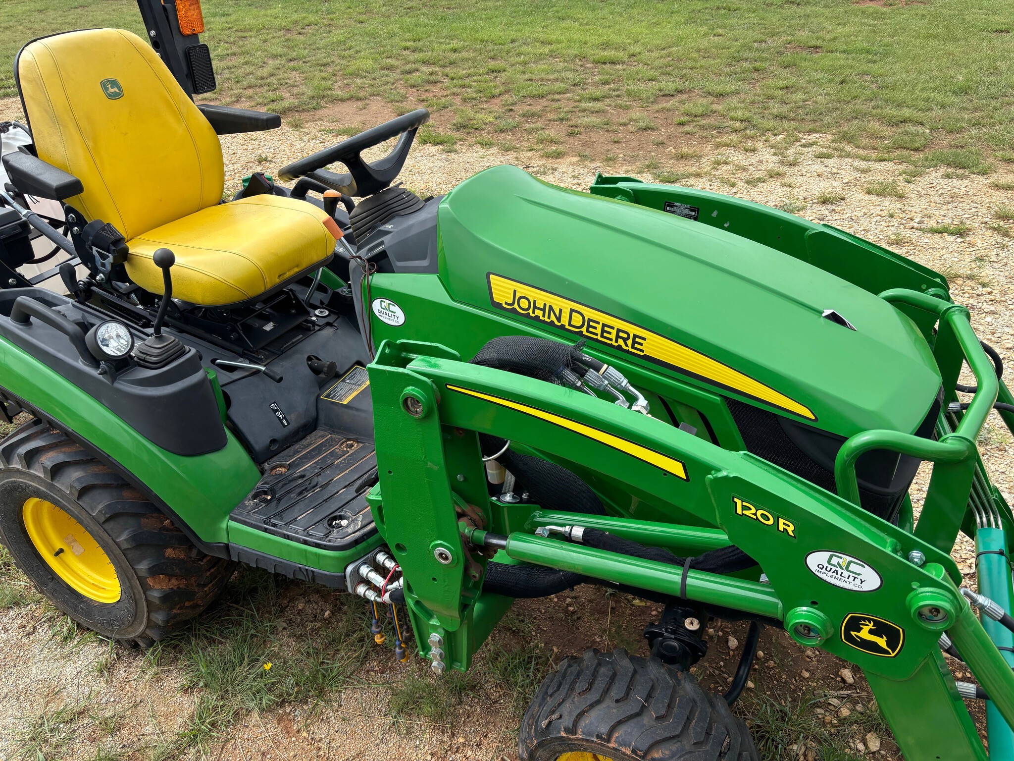 2022 John Deere 1025R Image 6