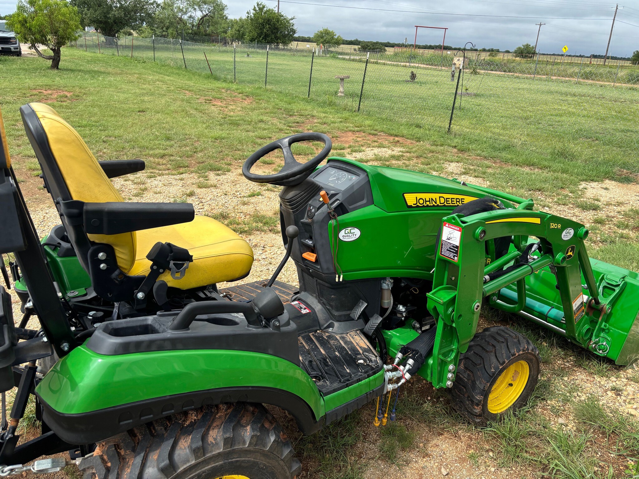 2022 John Deere 1025R Image 8