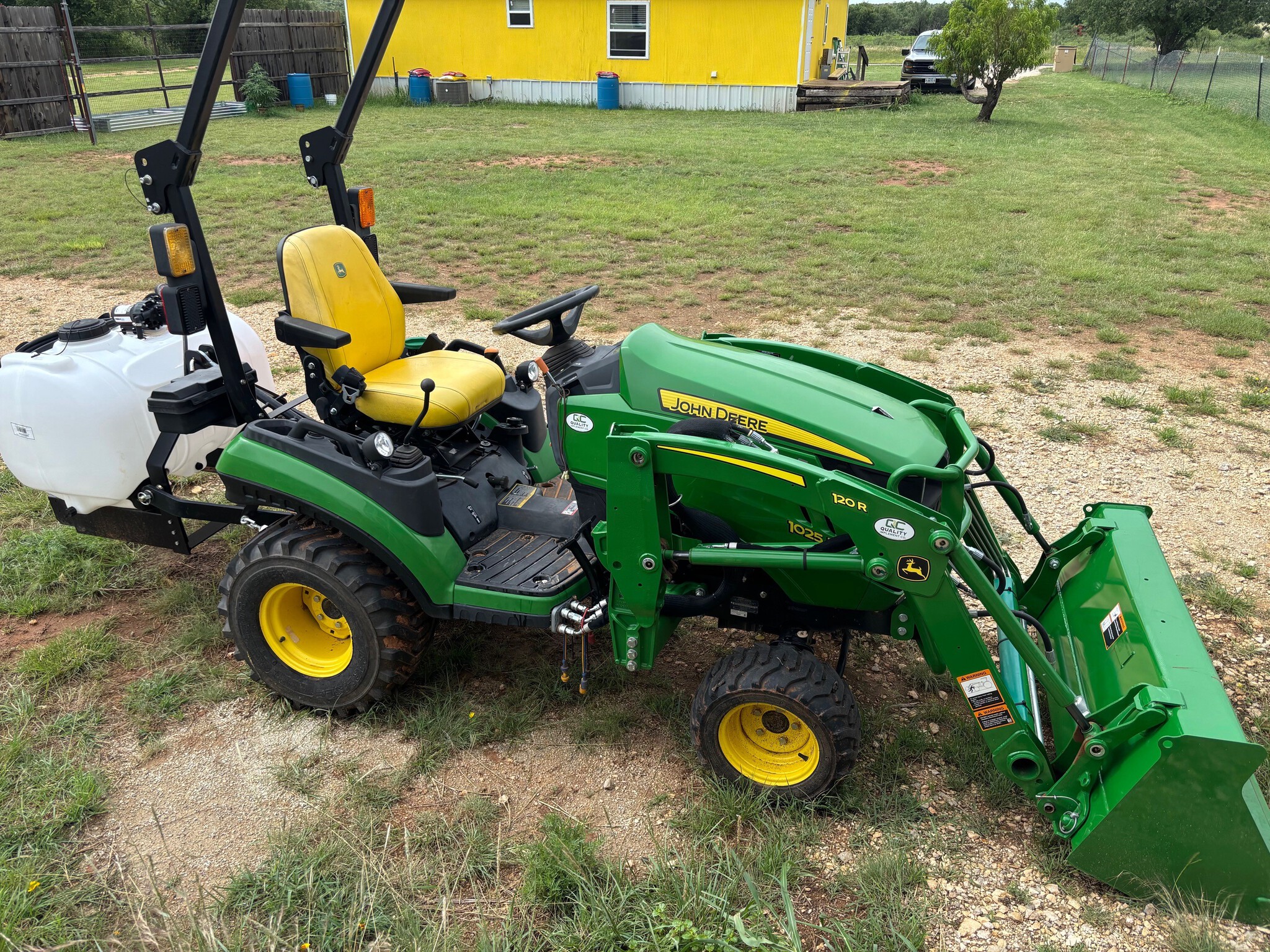 2022 John Deere 1025R Image 7