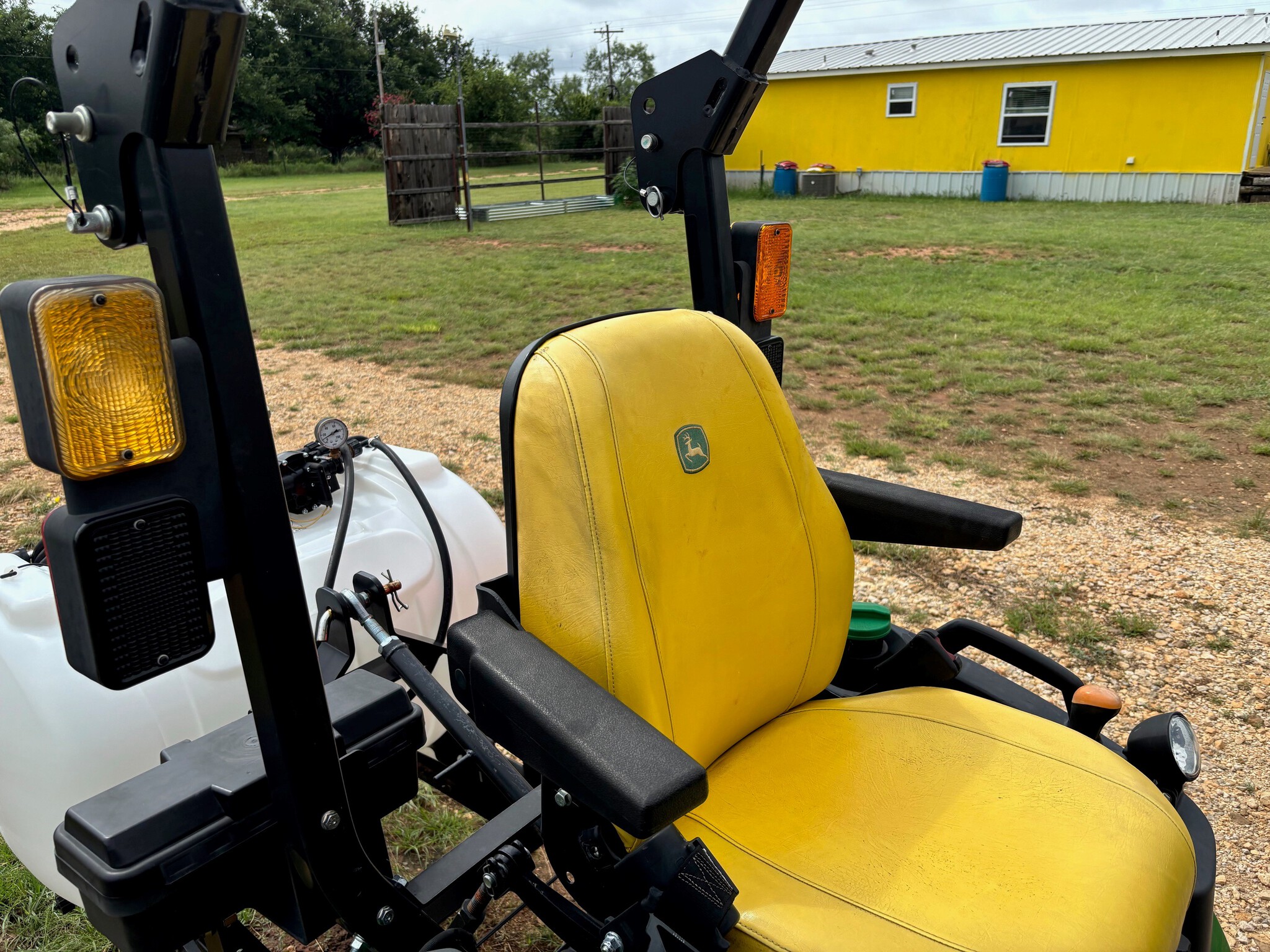 2022 John Deere 1025R Image 11