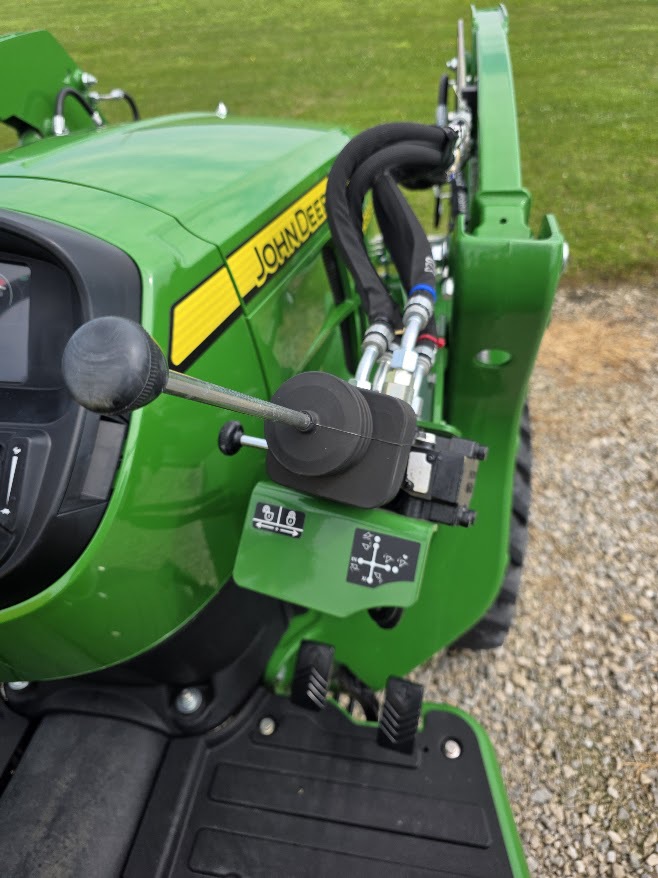 2024 John Deere 3032E Image 8