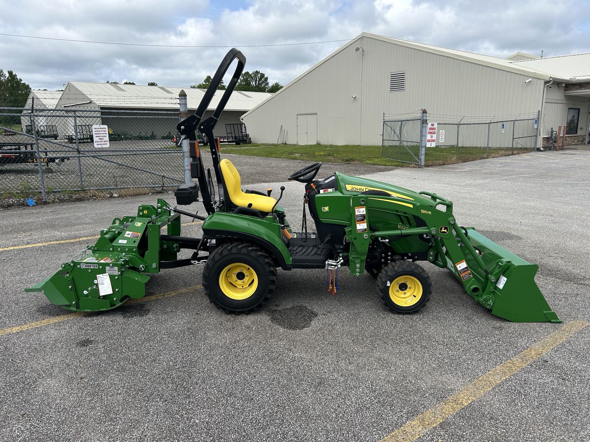 2025 John Deere 1023E Image 7