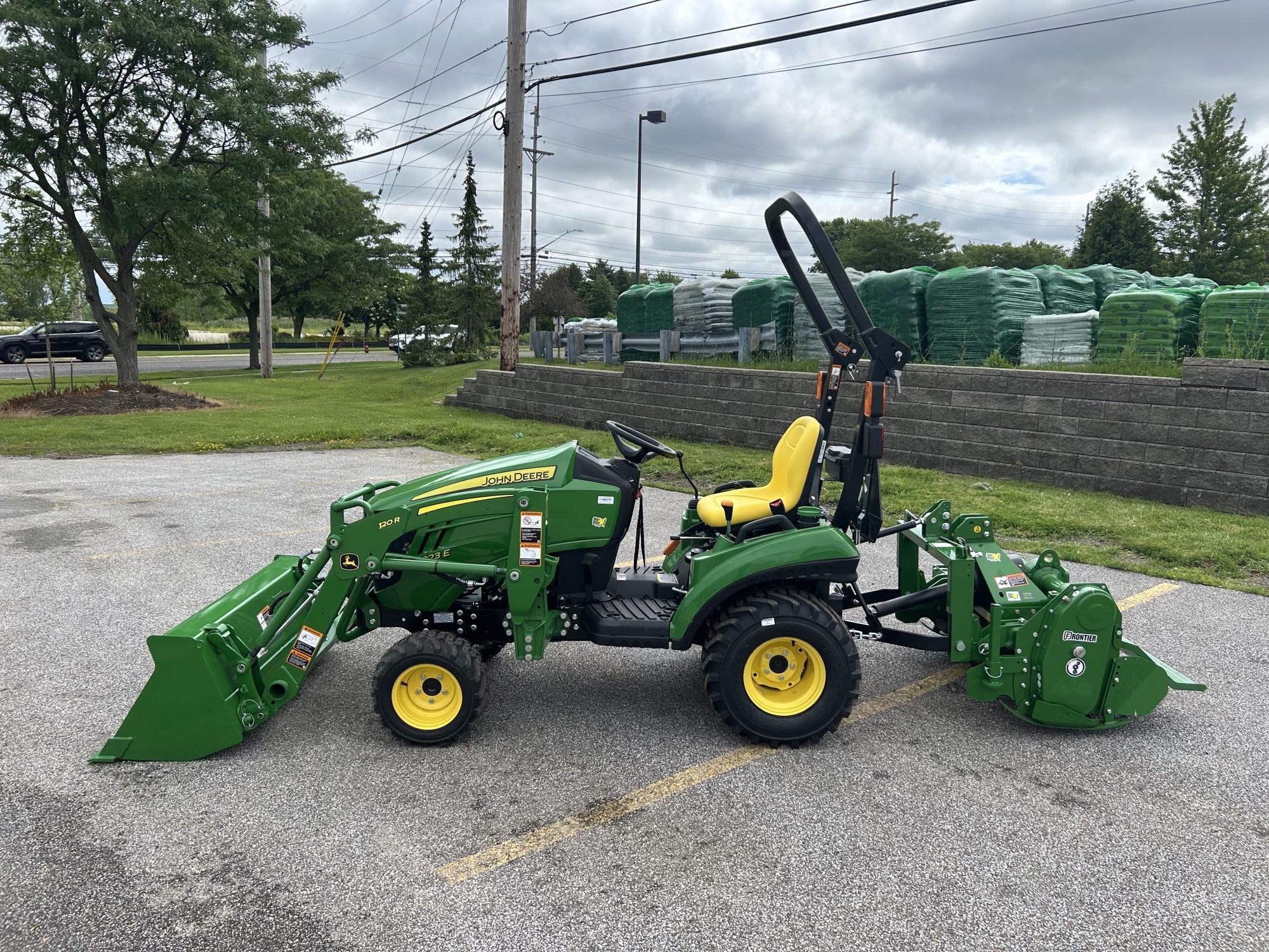 2025 John Deere 1023E Image 8