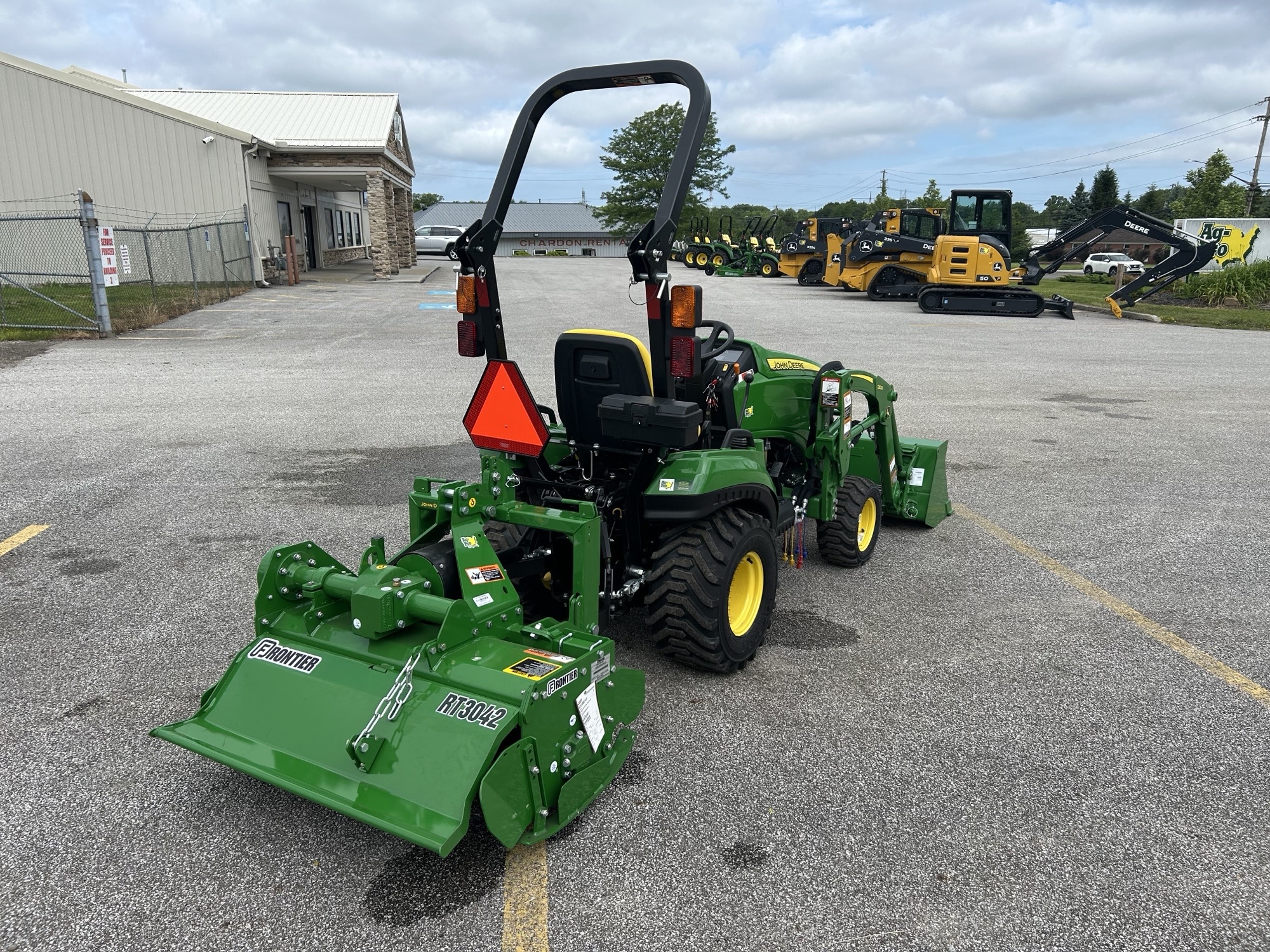 2025 John Deere 1023E Image 4