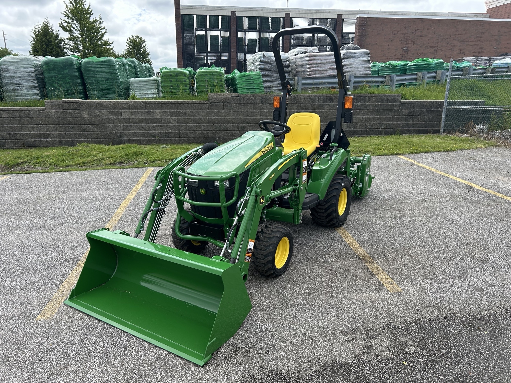 2025 John Deere 1023E Image 3