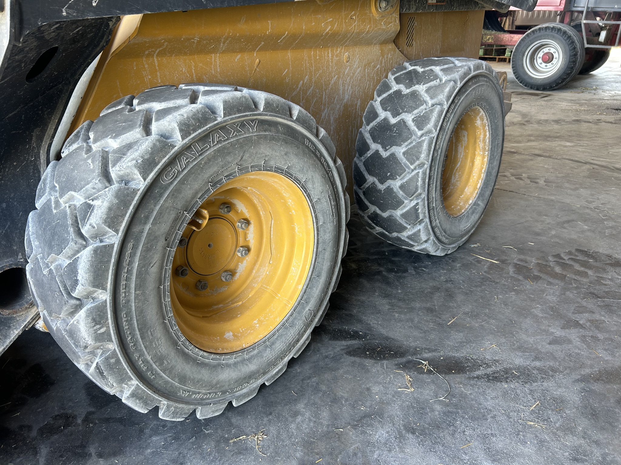 2022 John Deere 324G Image 9