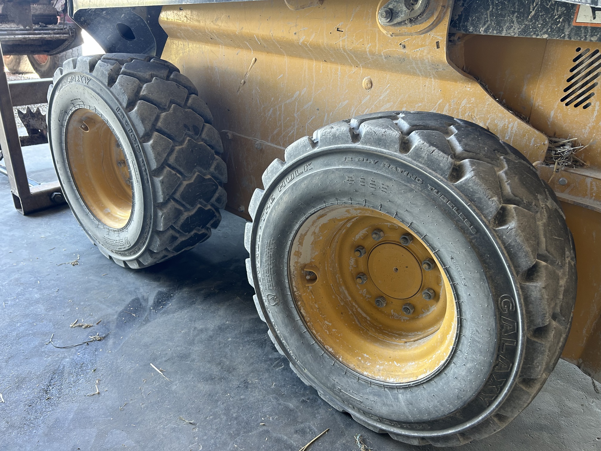 2022 John Deere 324G Image 8