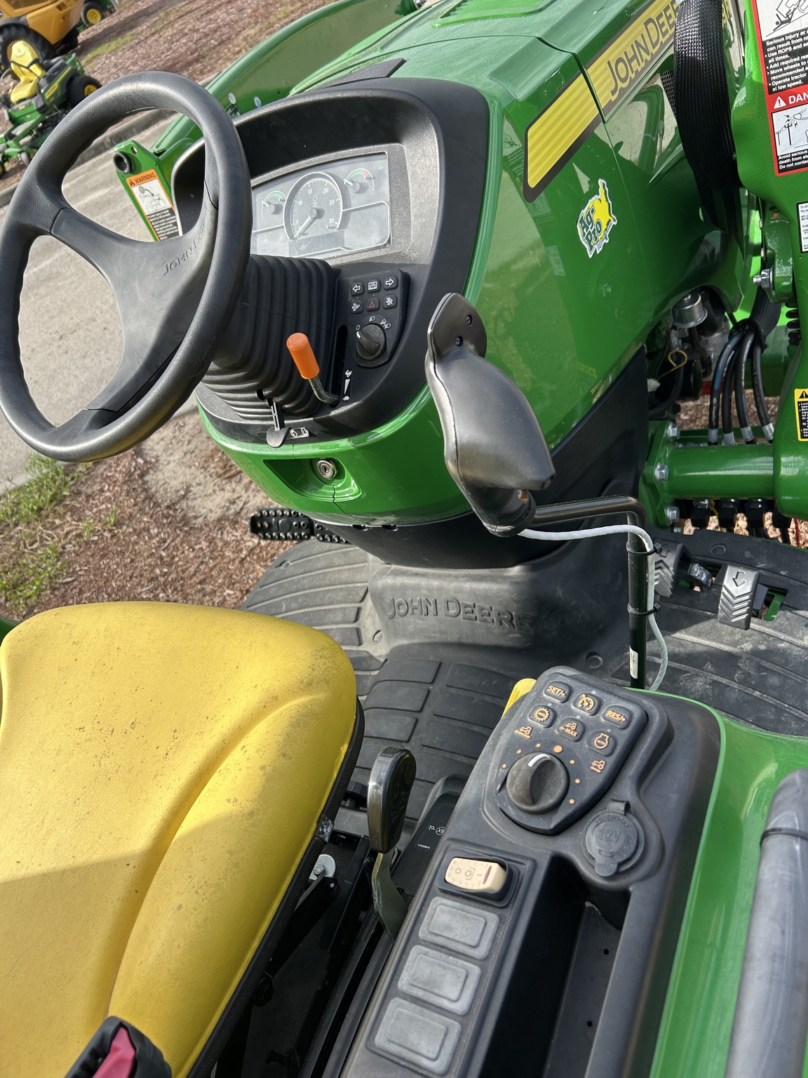 2024 John Deere 3039R Image 8