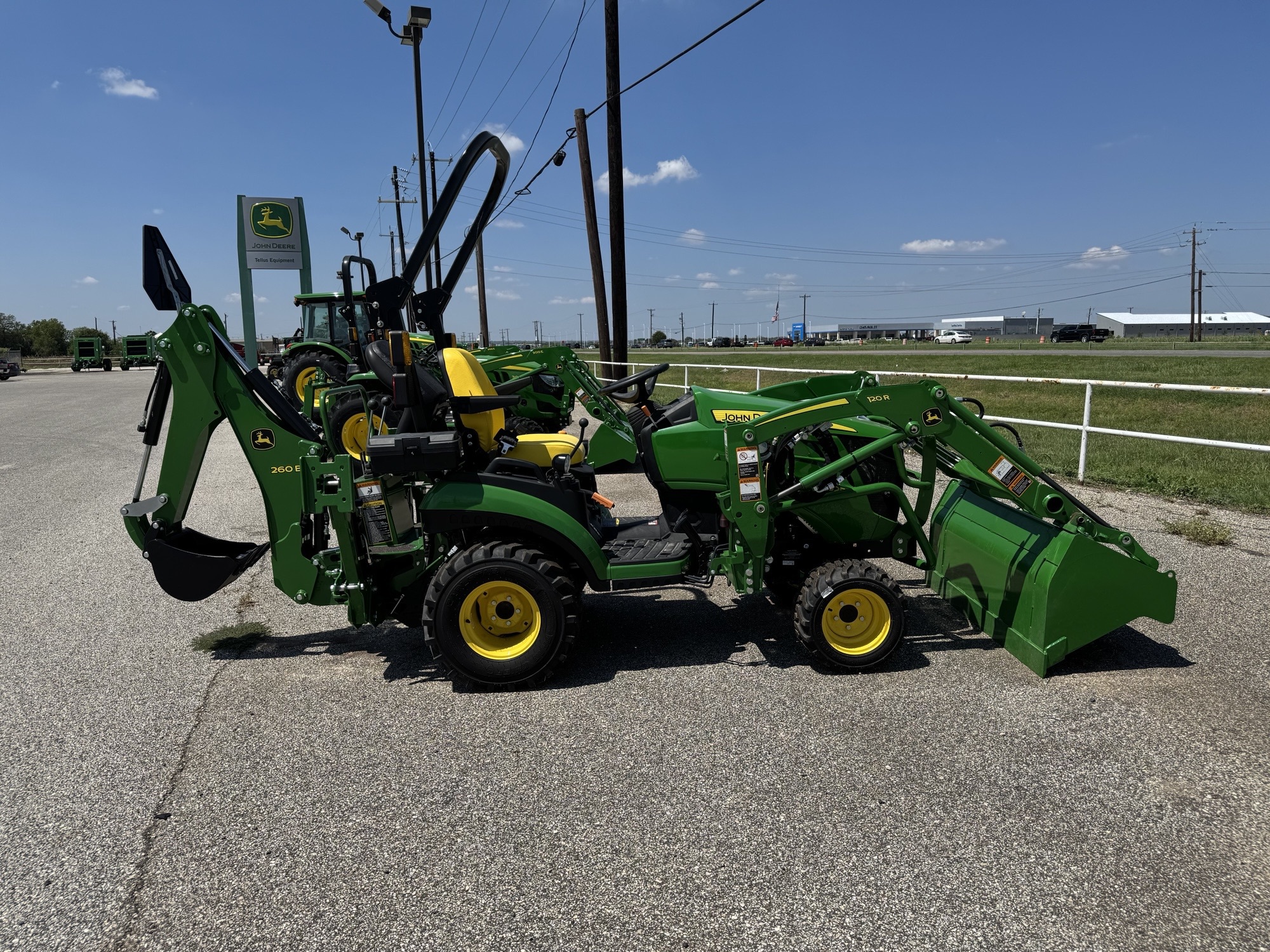 2024 John Deere 1025R Image 3