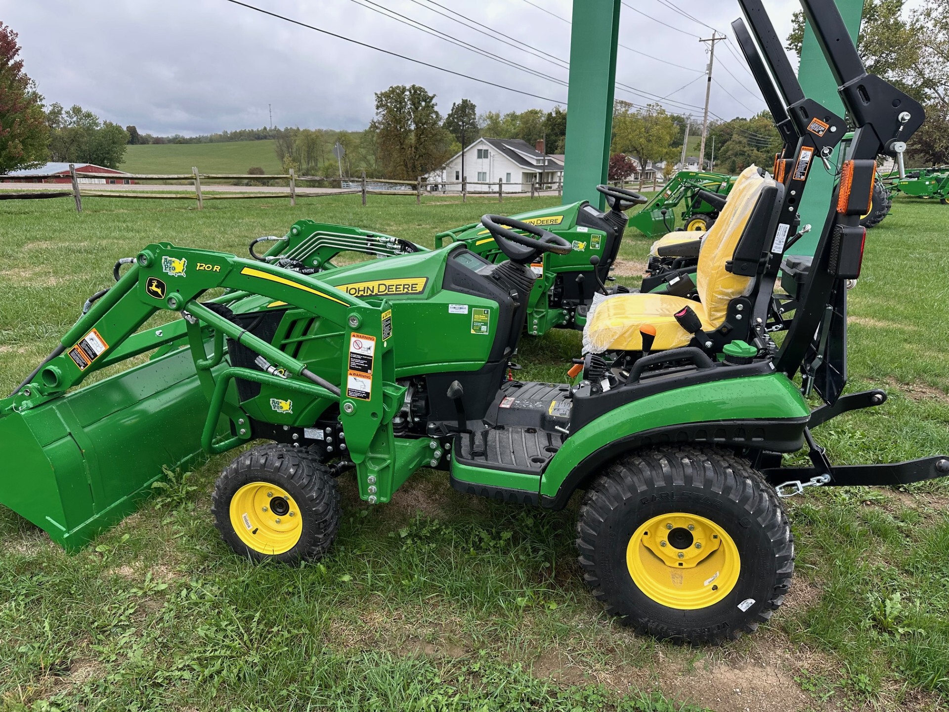 2025 John Deere 1025R Image 1