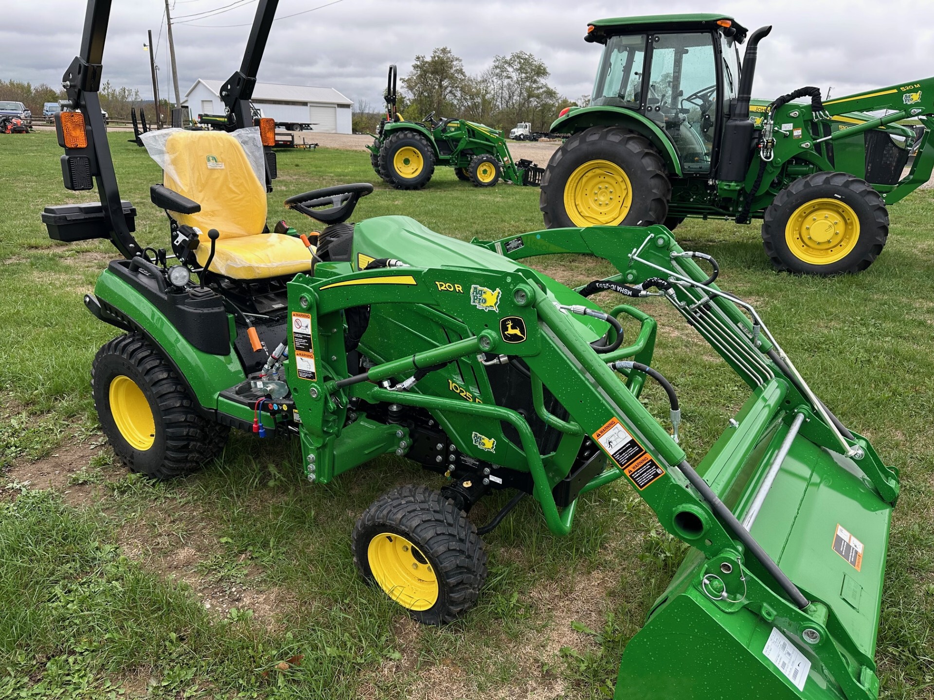 2025 John Deere 1025R Image 5