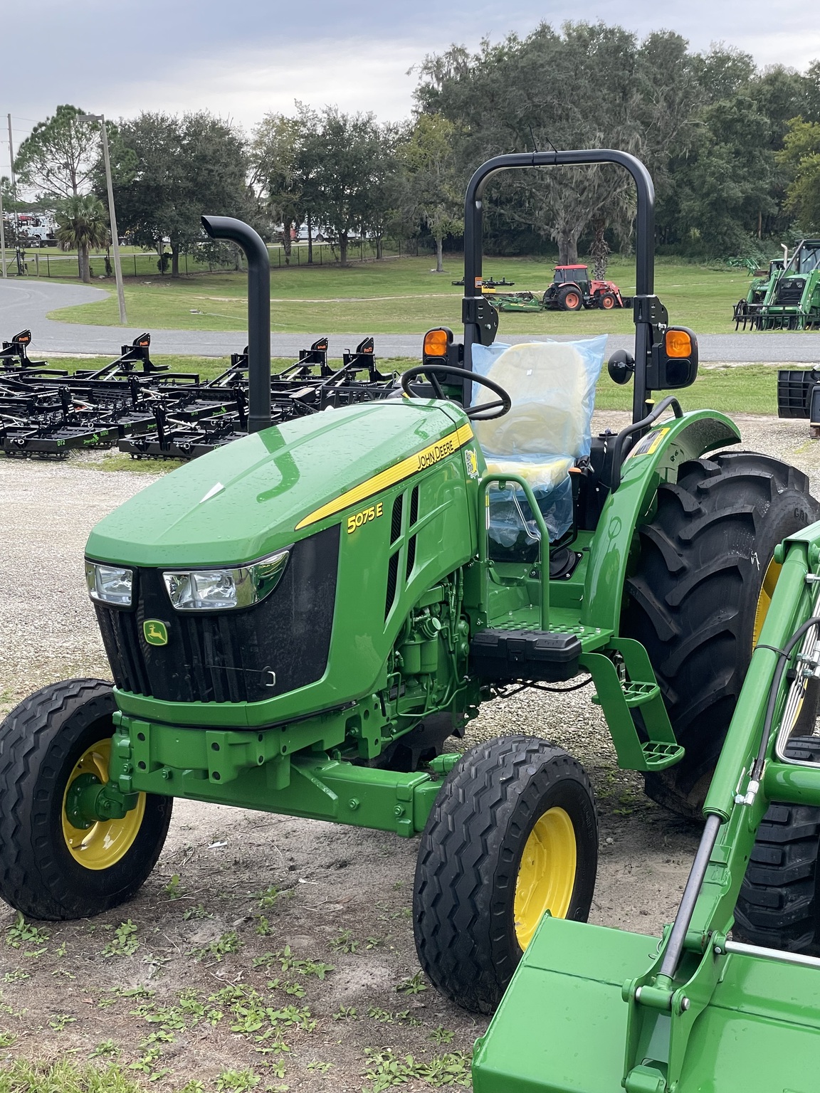 2025 John Deere 5075E Image 4