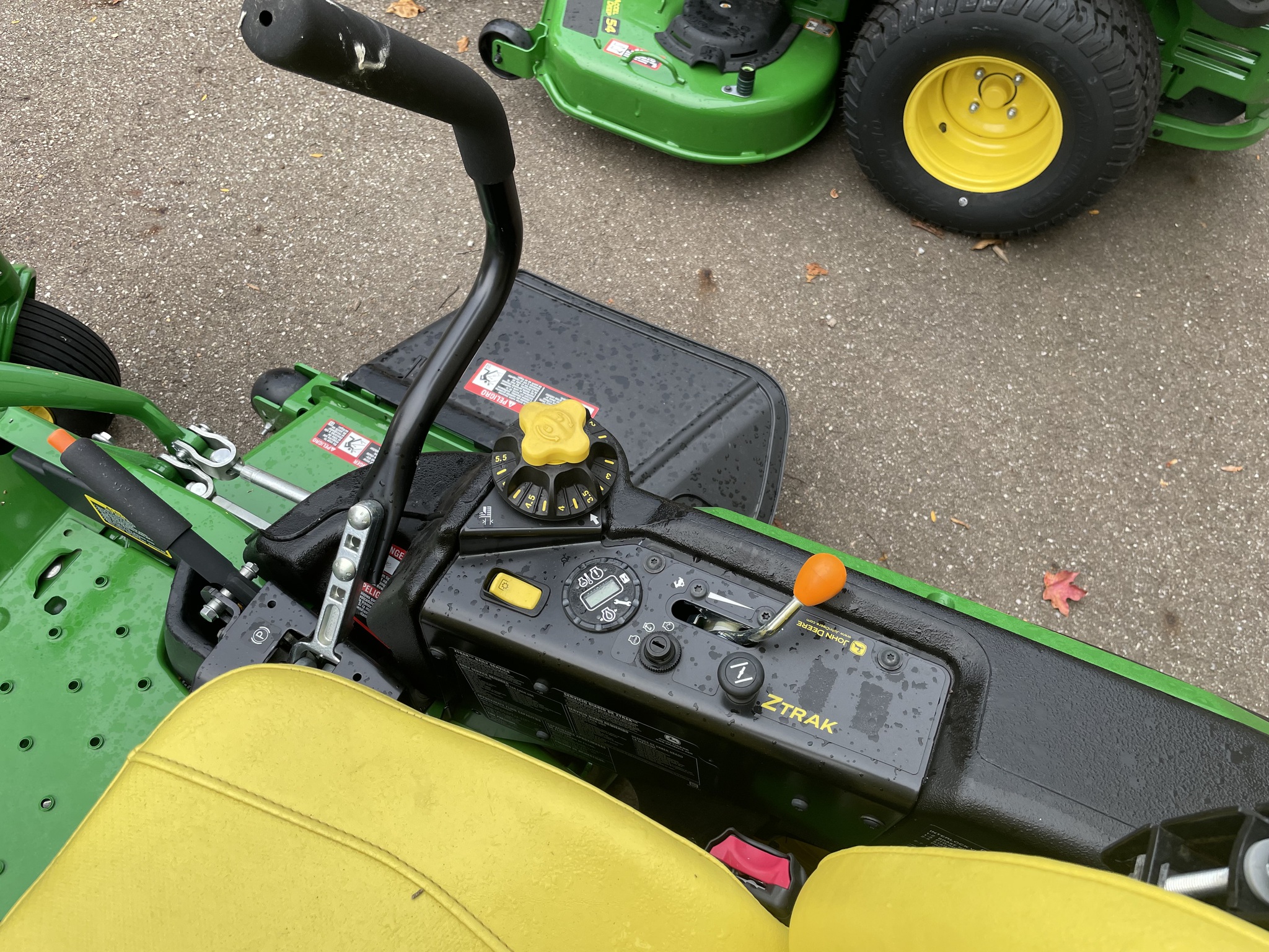 2025 John Deere Z930M Image 6