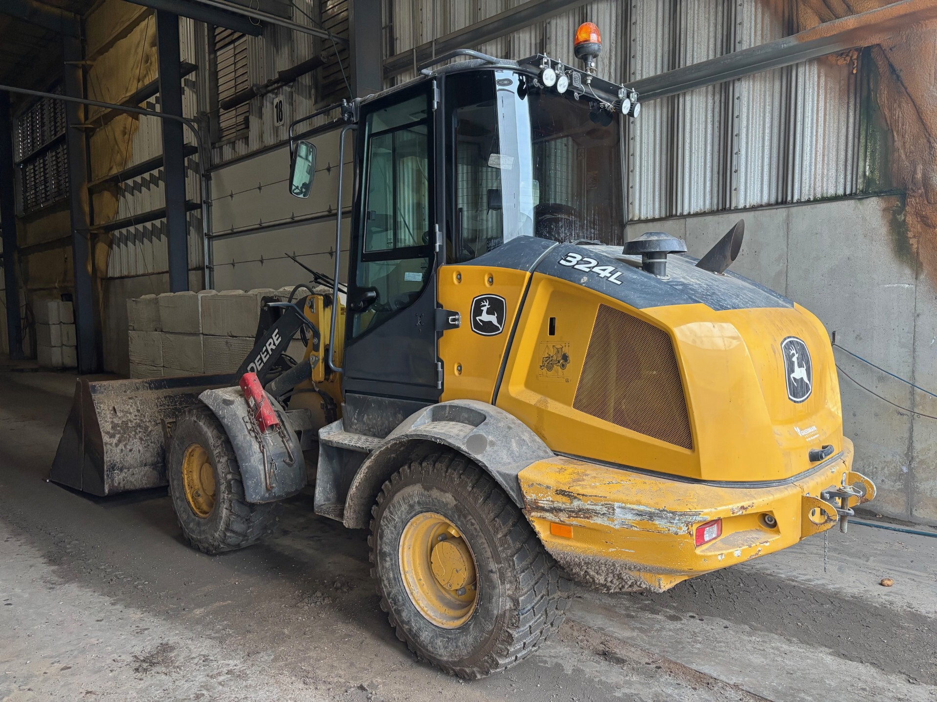 2022 John Deere 324L Image 2