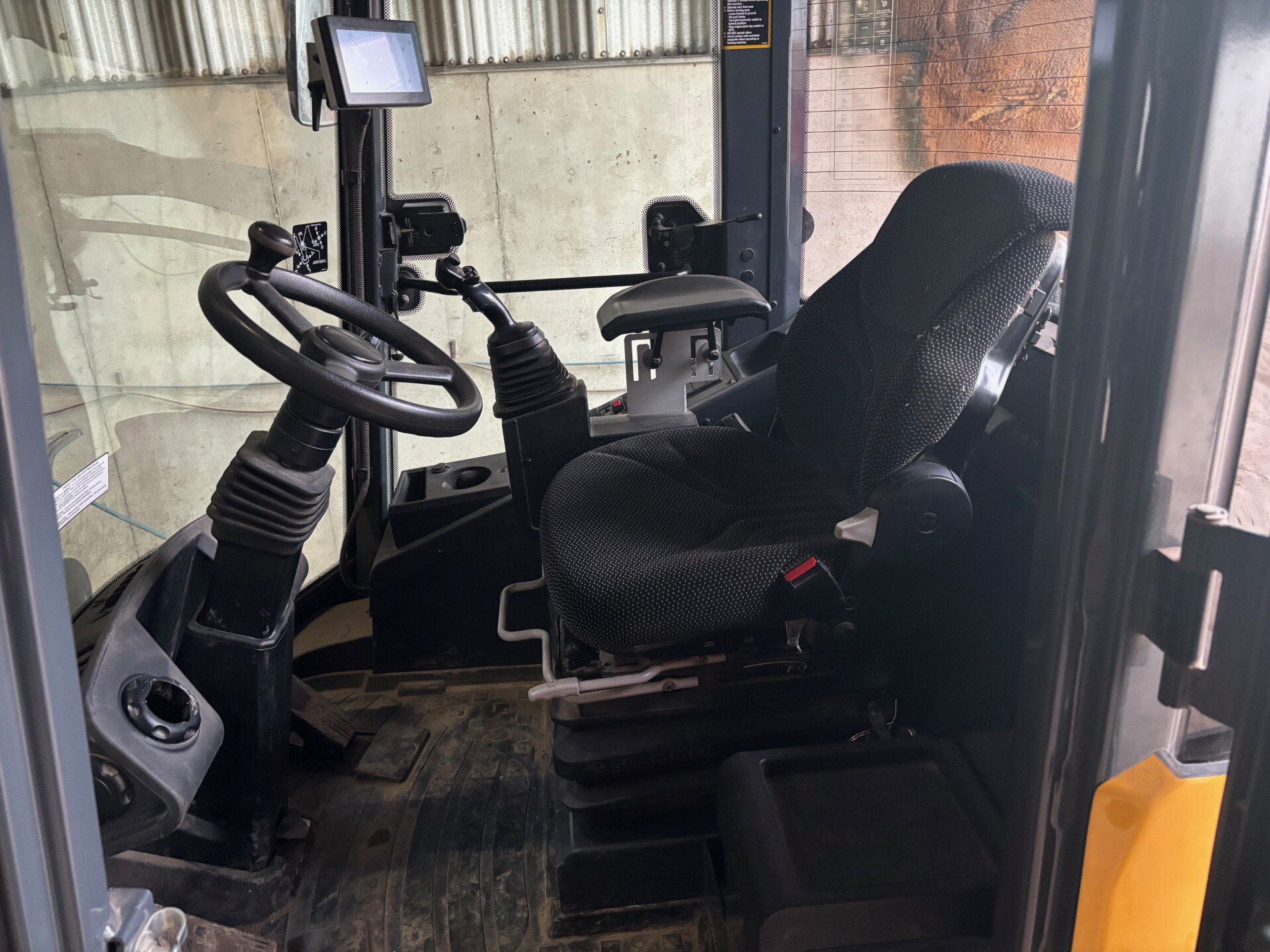 2022 John Deere 324L Image 3