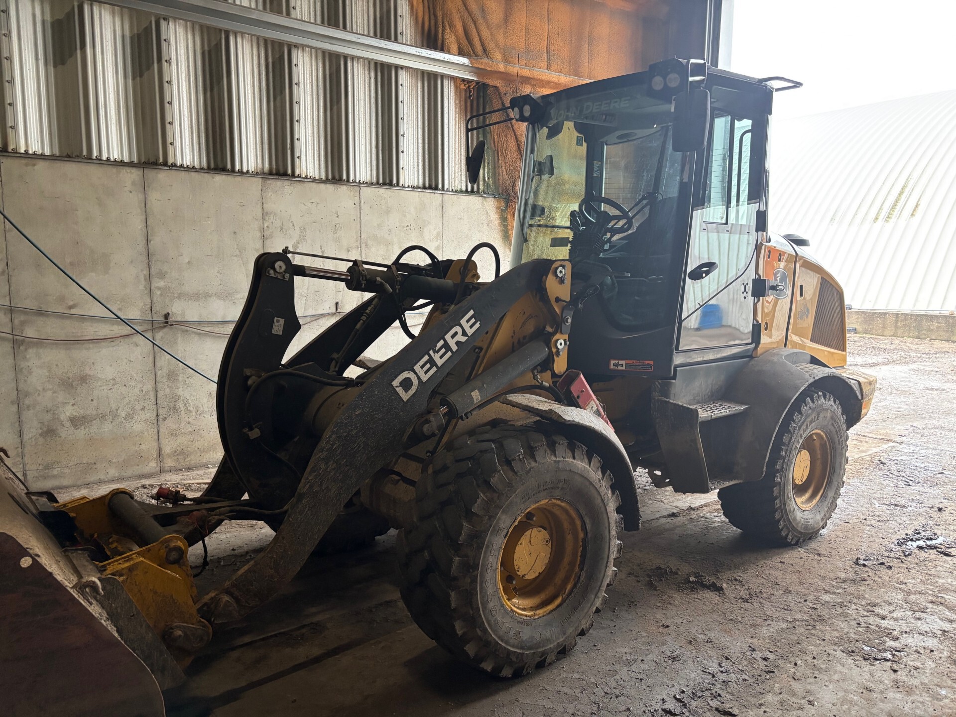 2022 John Deere 324L Image 1