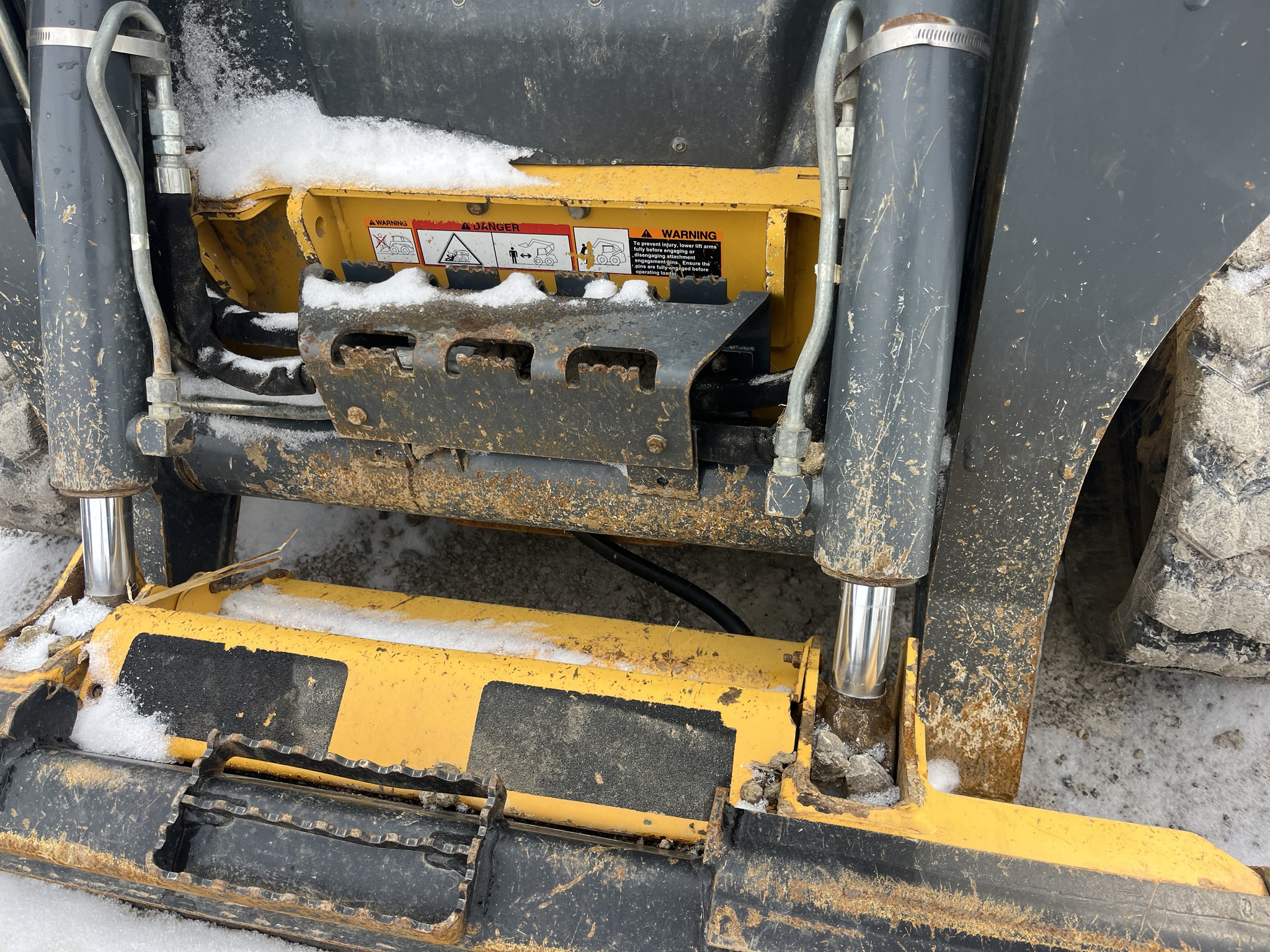 2017 John Deere 323E Image 19