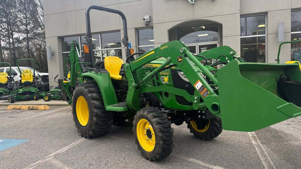 John Deere 3038E Image 3