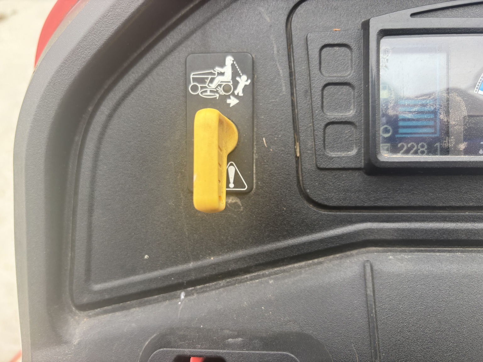 Used 2015 Simplicity Conquest 25 Lawn & Garden Tractors at Koenig Equipment in Tipp City, OH - PhotoXL18