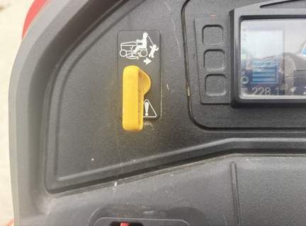 Used 2015 Simplicity Conquest 25 Lawn & Garden Tractors at Koenig Equipment in Tipp City, OH - Photo18