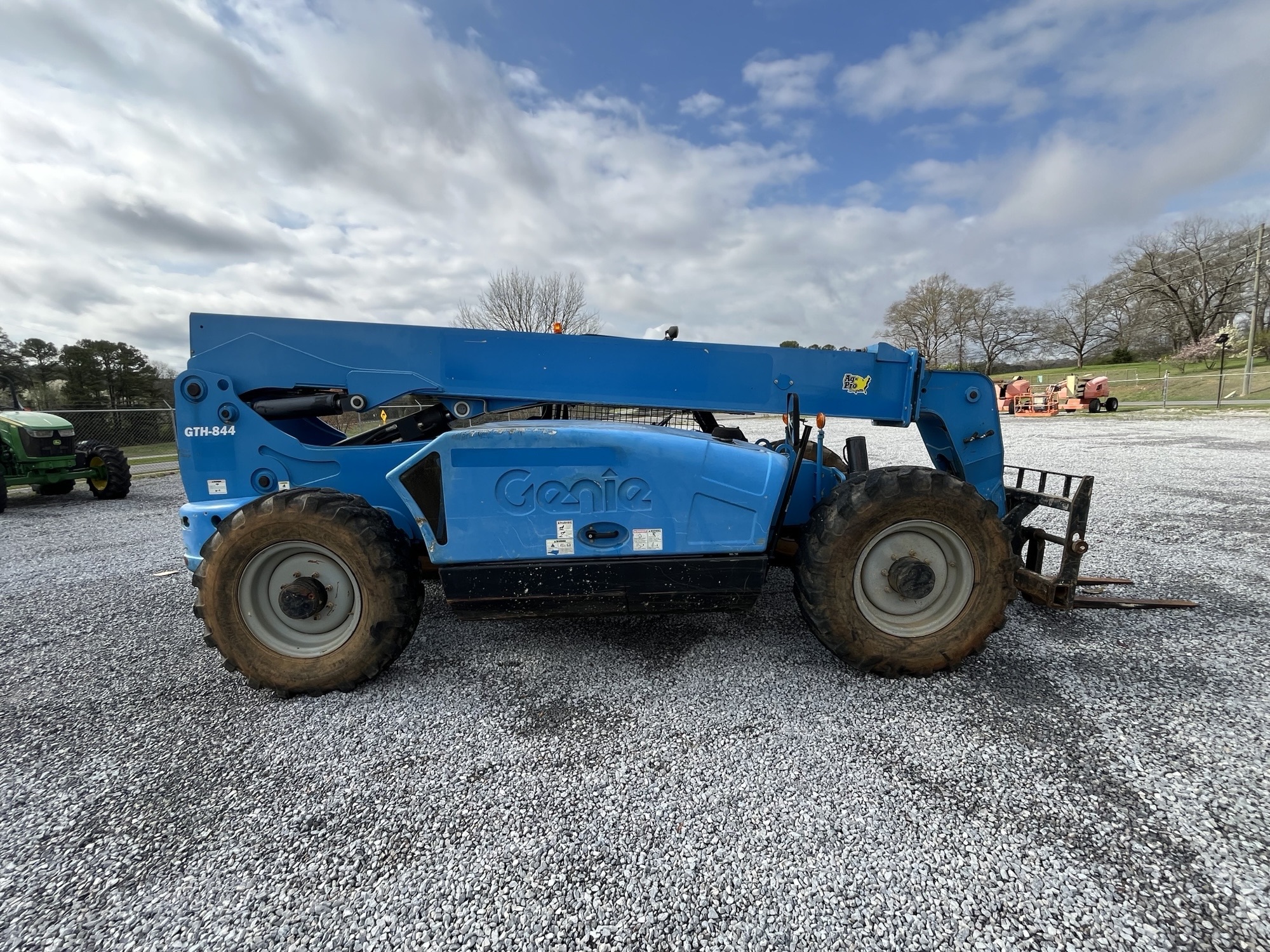 2014 Genie GTH844 Image 3